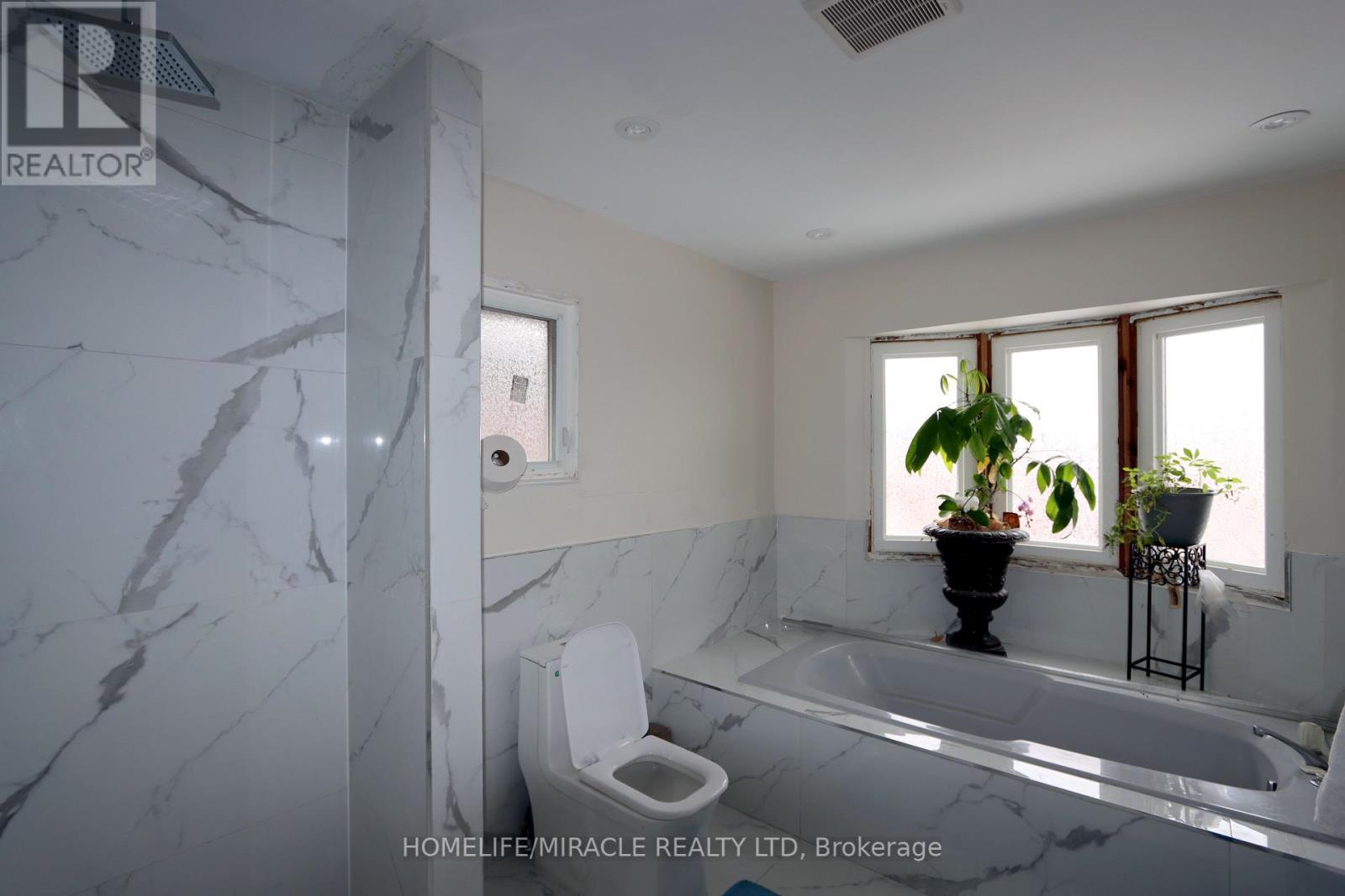 Photo 8 of 60 Brookfield Court, Brampton ON