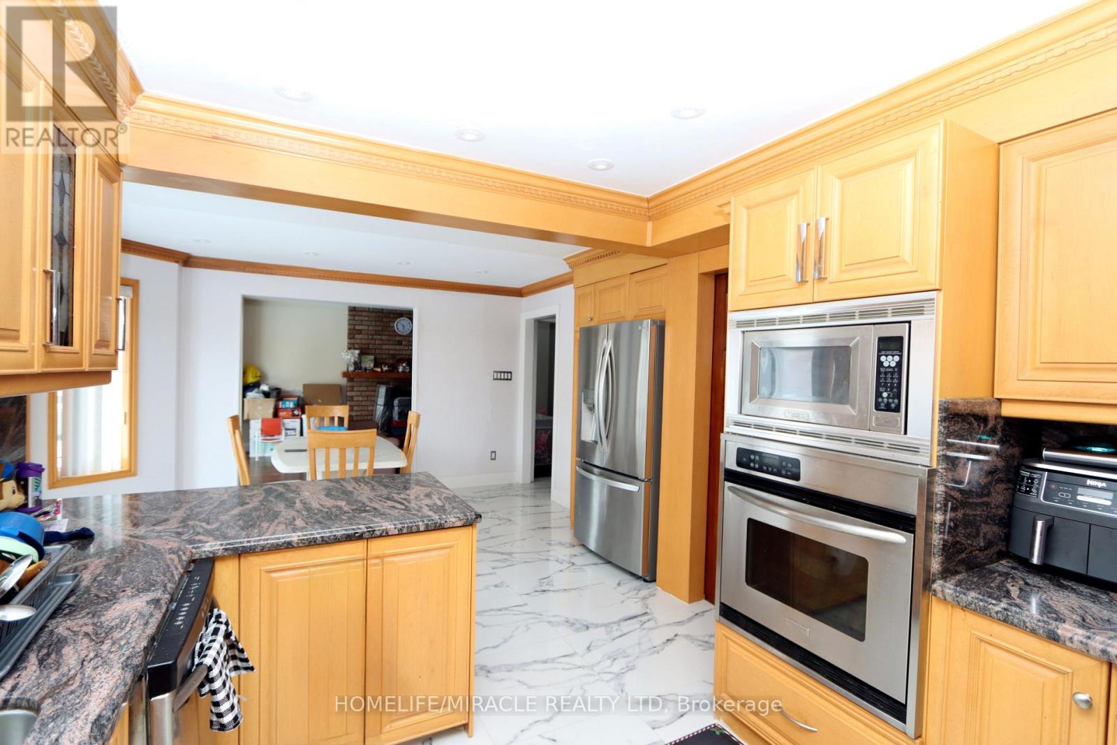 Photo 11 of 60 Brookfield Court, Brampton ON