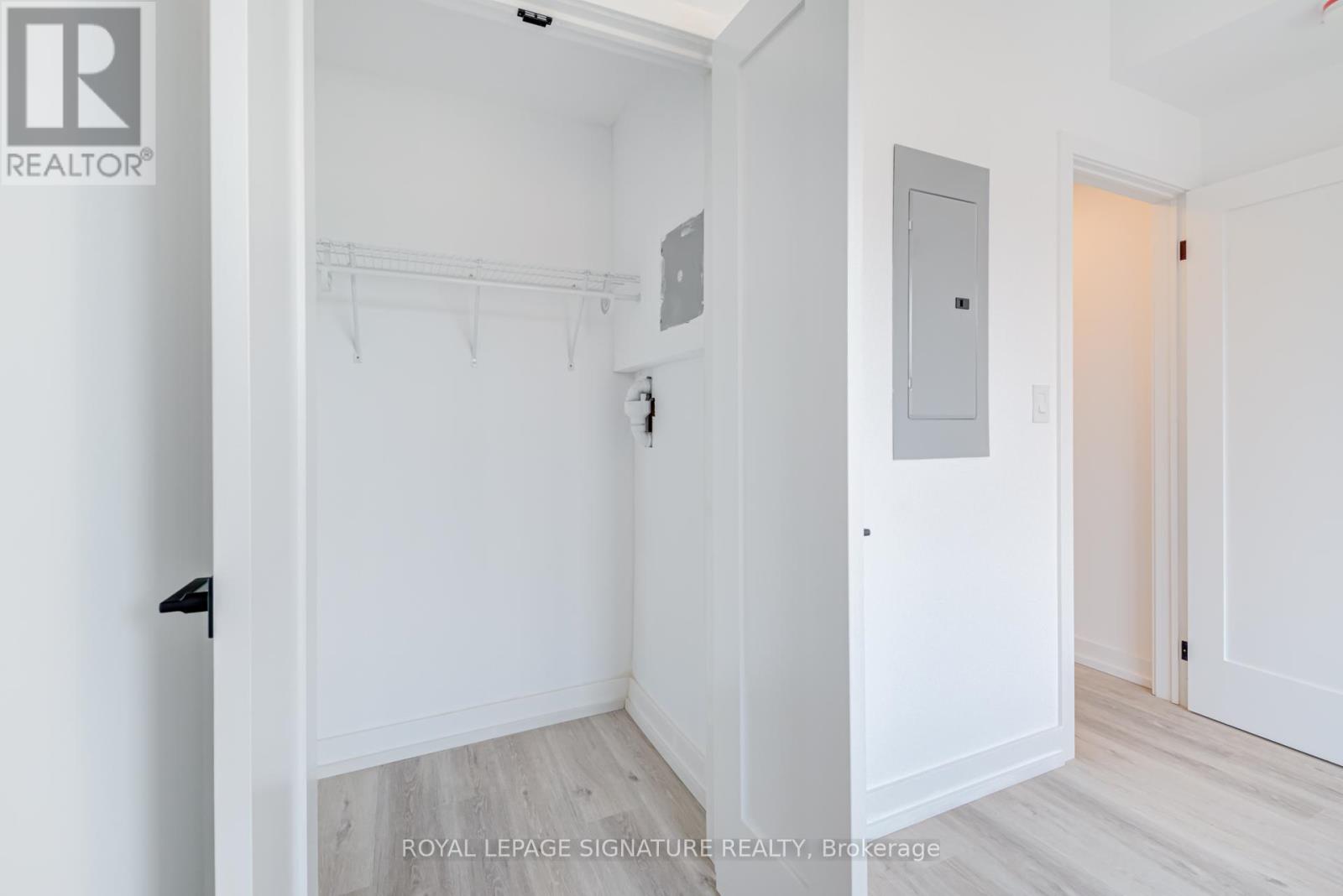 Photo 10 of 4 3039 Dundas Street W, Toronto ON