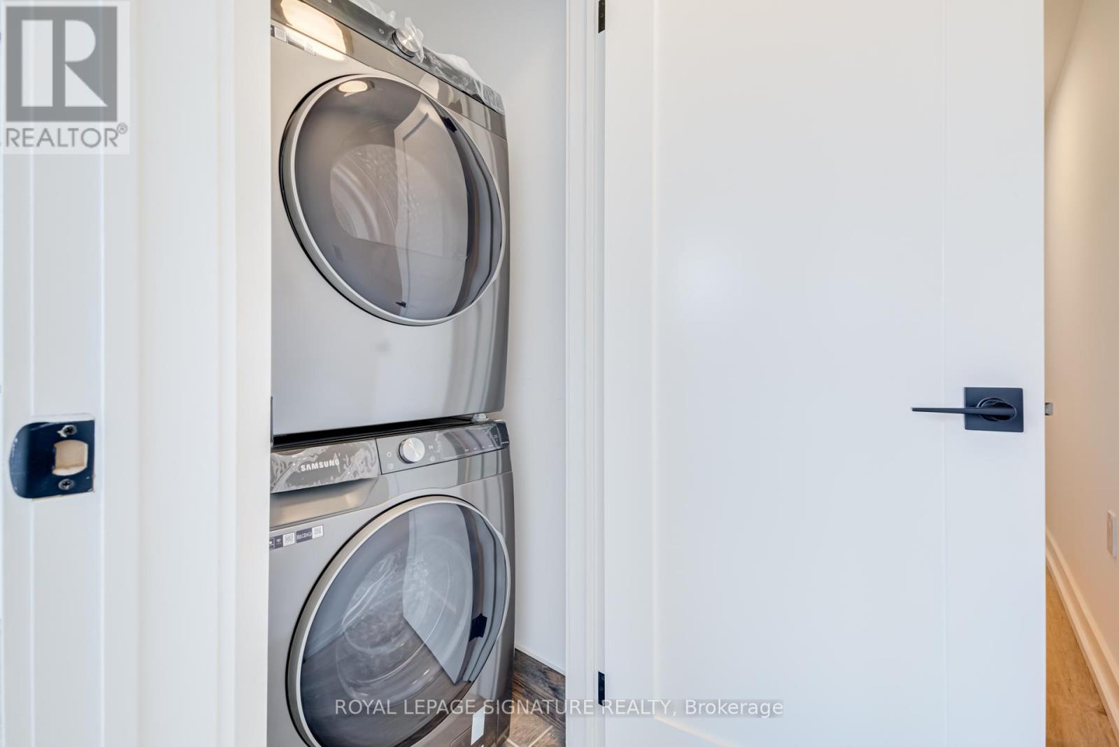 Photo 14 of 4 3039 Dundas Street W, Toronto ON