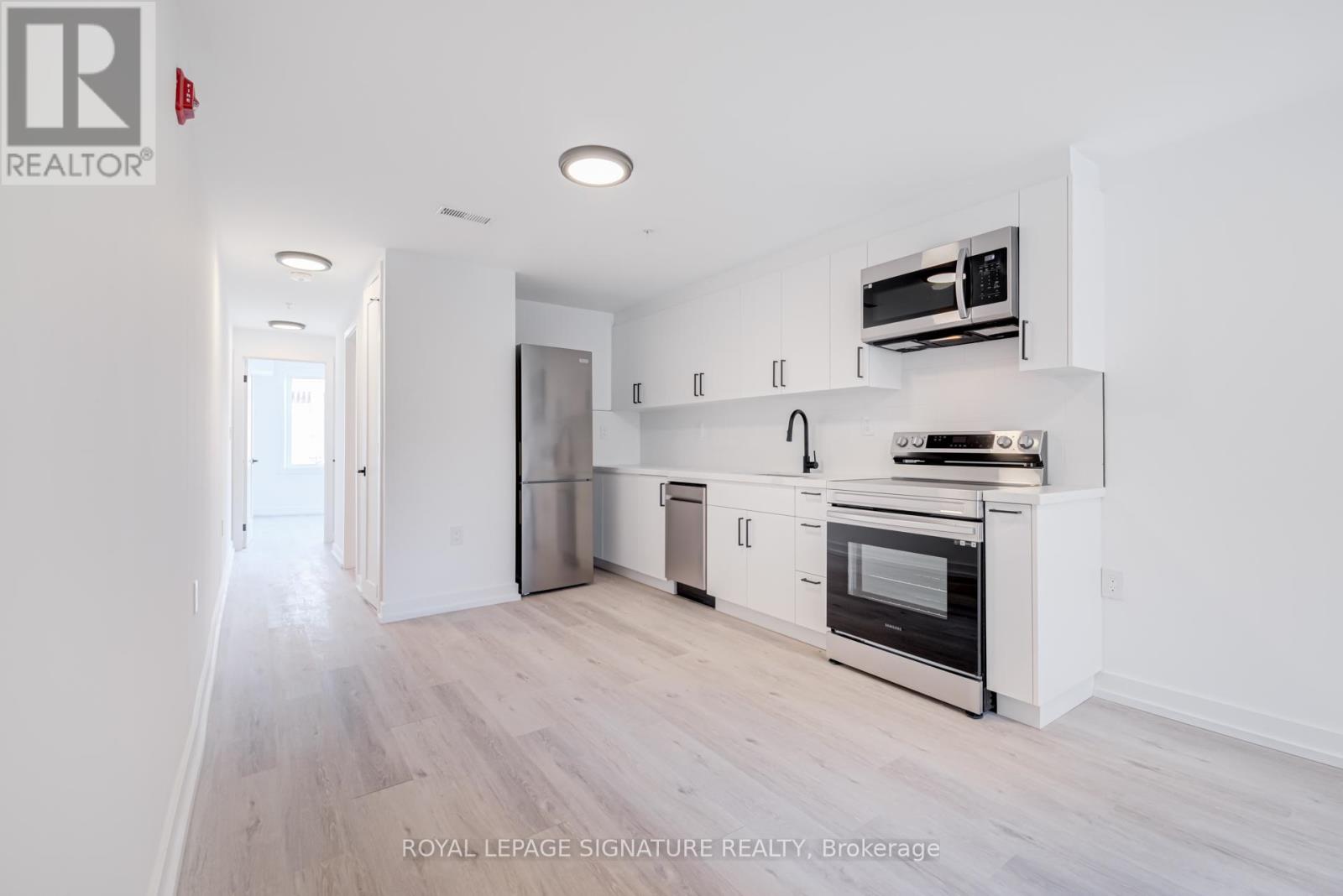 Photo 5 of 4 3039 Dundas Street W, Toronto ON