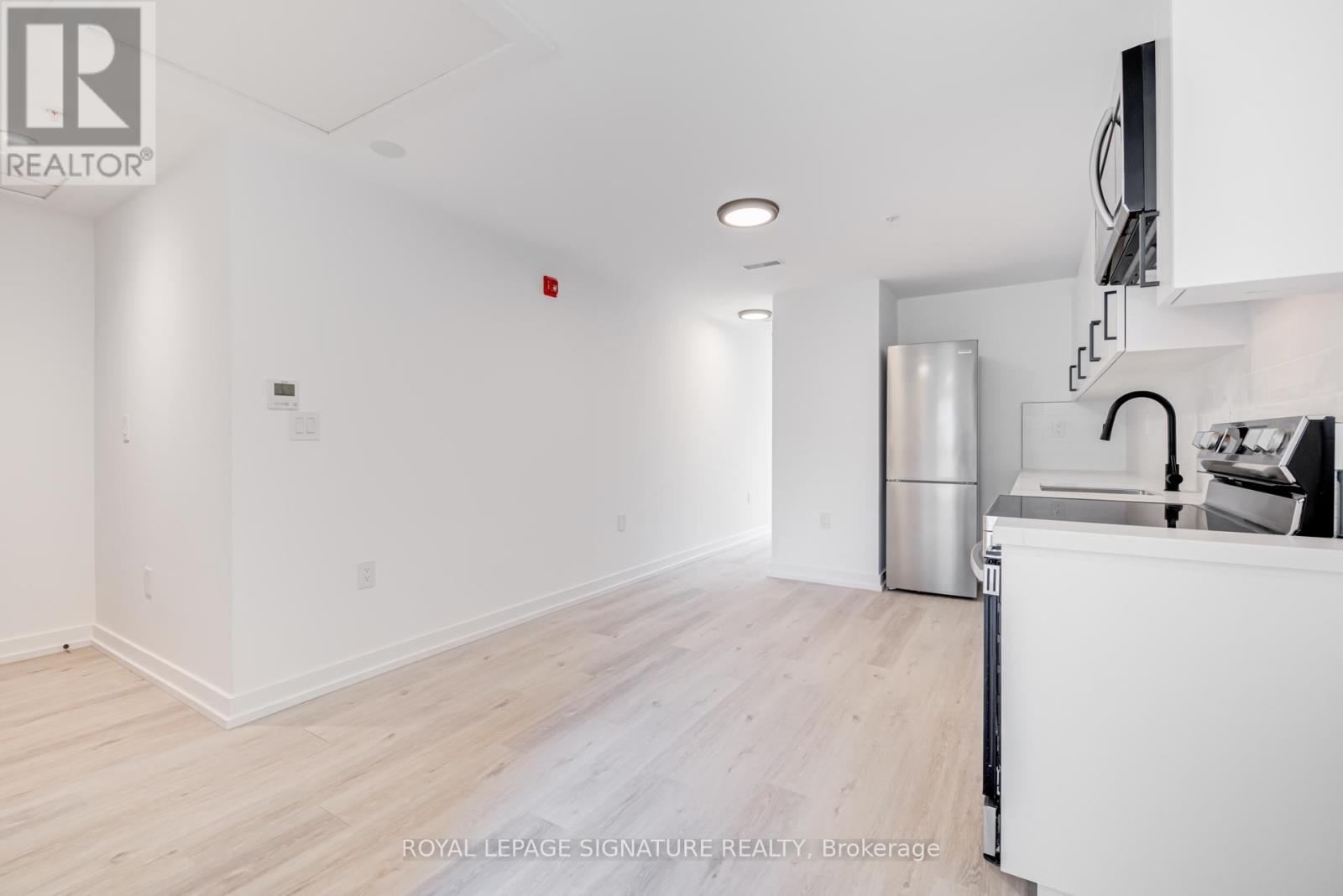 Photo 7 of 4 3039 Dundas Street W, Toronto ON