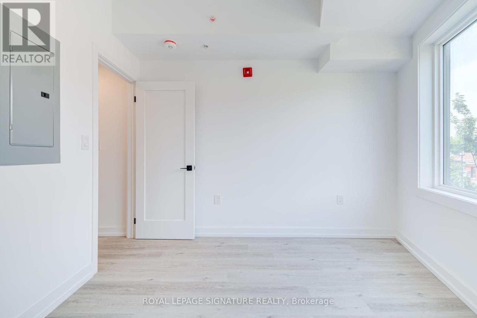 Photo 12 of 4 3039 Dundas Street W, Toronto ON