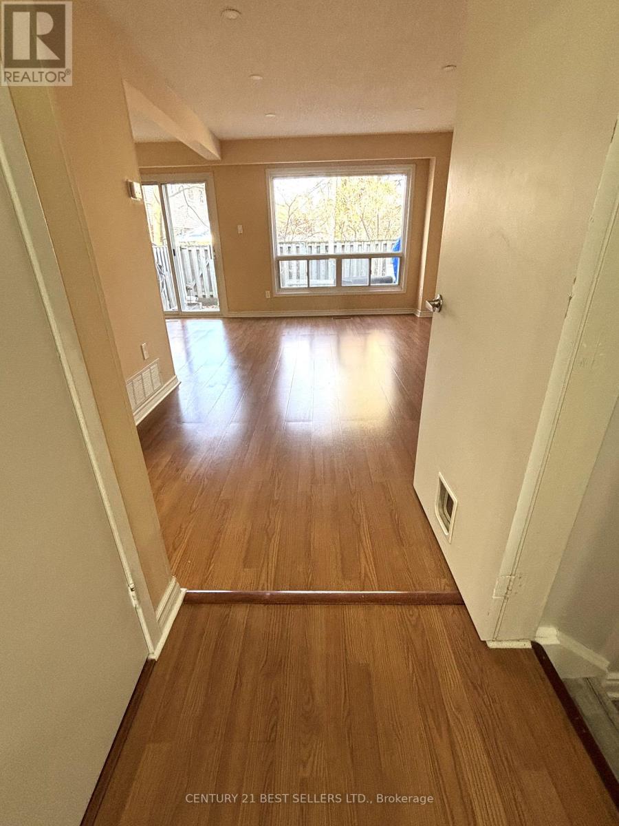 Photo 3 of 63 3025 Cedarglen Gate, Mississauga ON