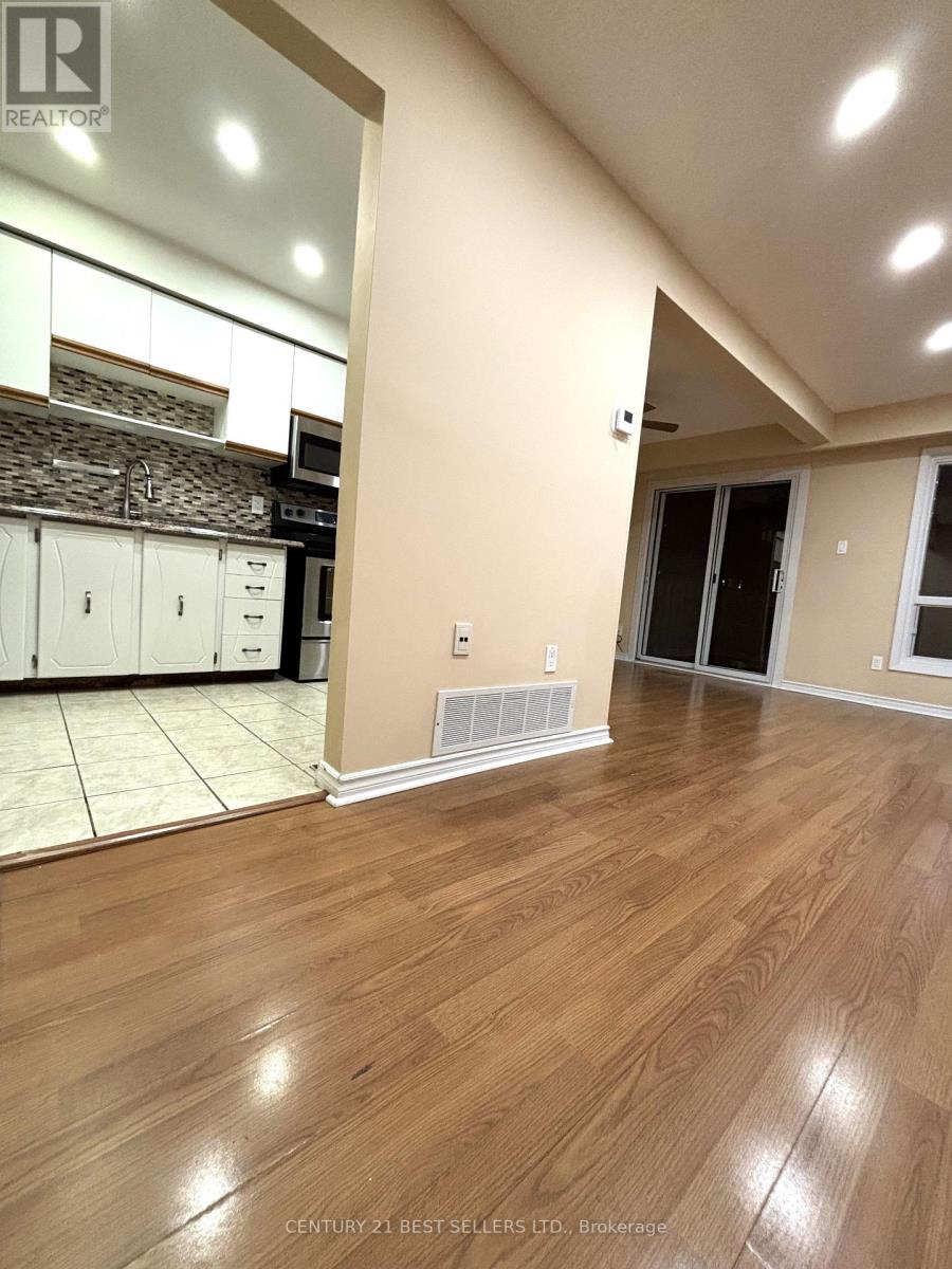 Photo 28 of 63 3025 Cedarglen Gate, Mississauga ON