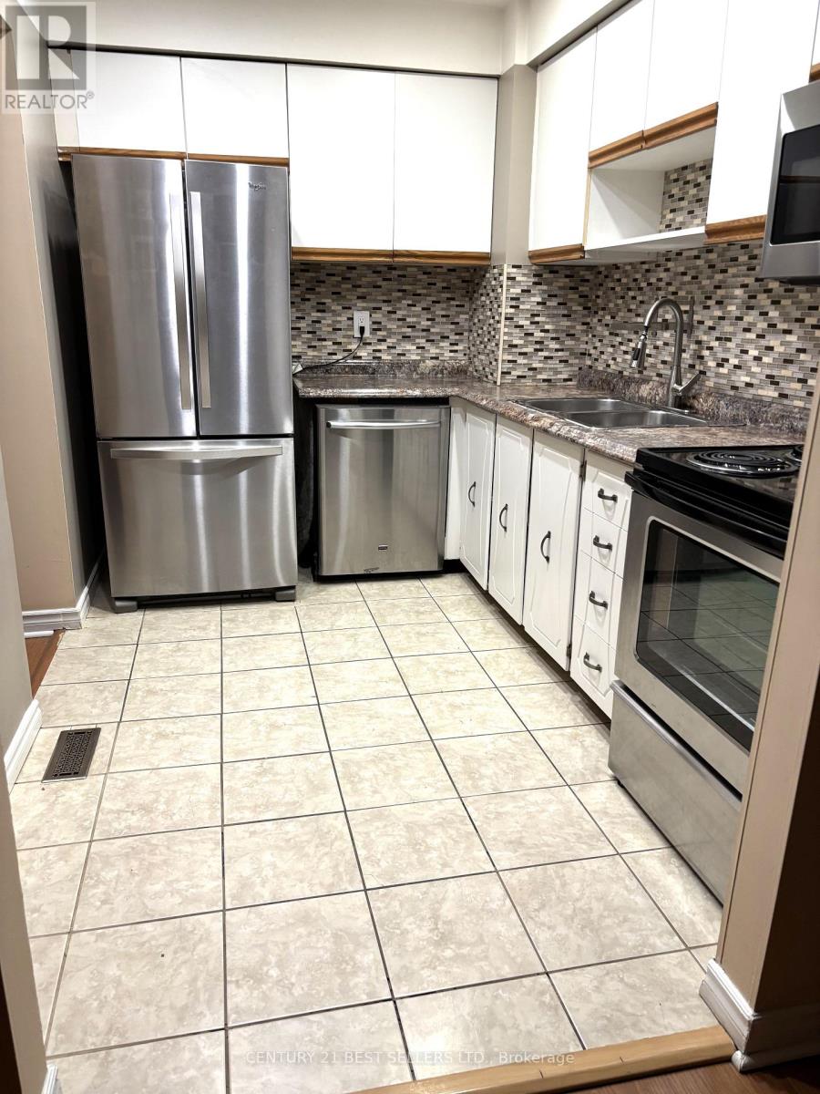 Photo 24 of 63 3025 Cedarglen Gate, Mississauga ON