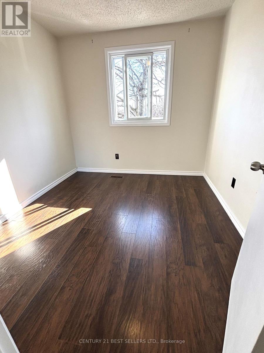 Photo 8 of 63 3025 Cedarglen Gate, Mississauga ON