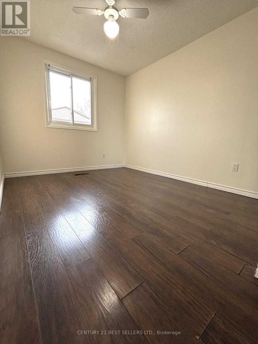 Photo 17 of 63 3025 Cedarglen Gate, Mississauga ON