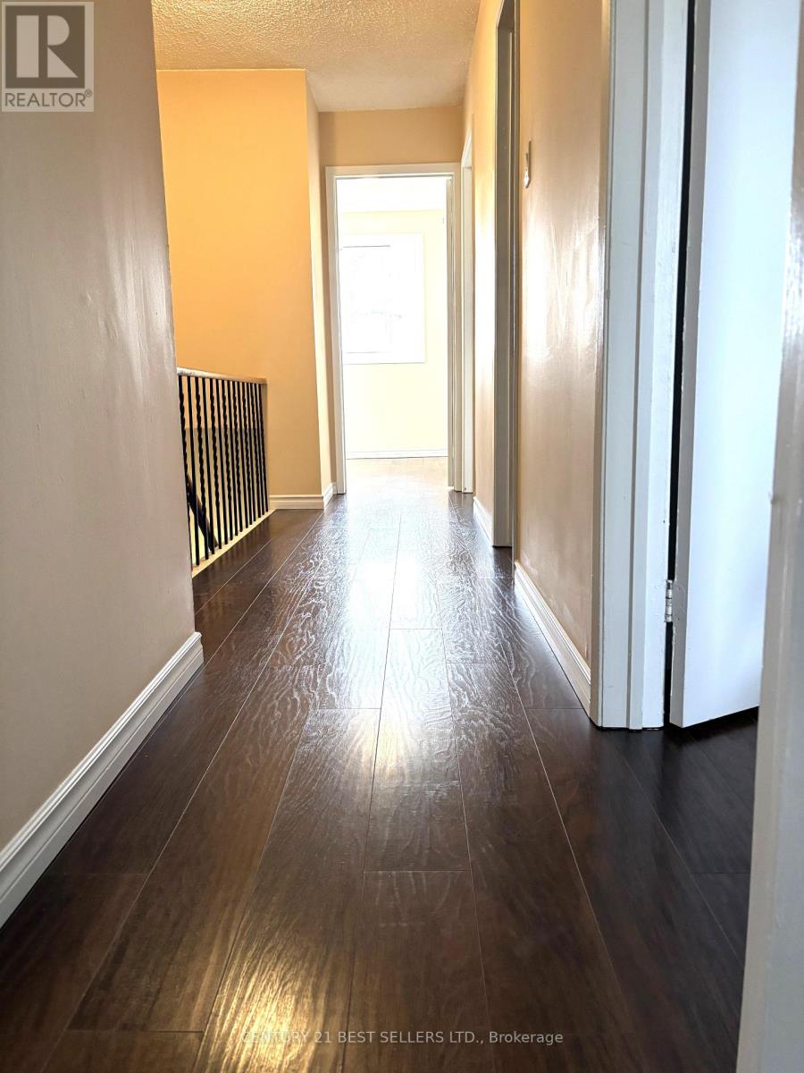 Photo 34 of 63 3025 Cedarglen Gate, Mississauga ON