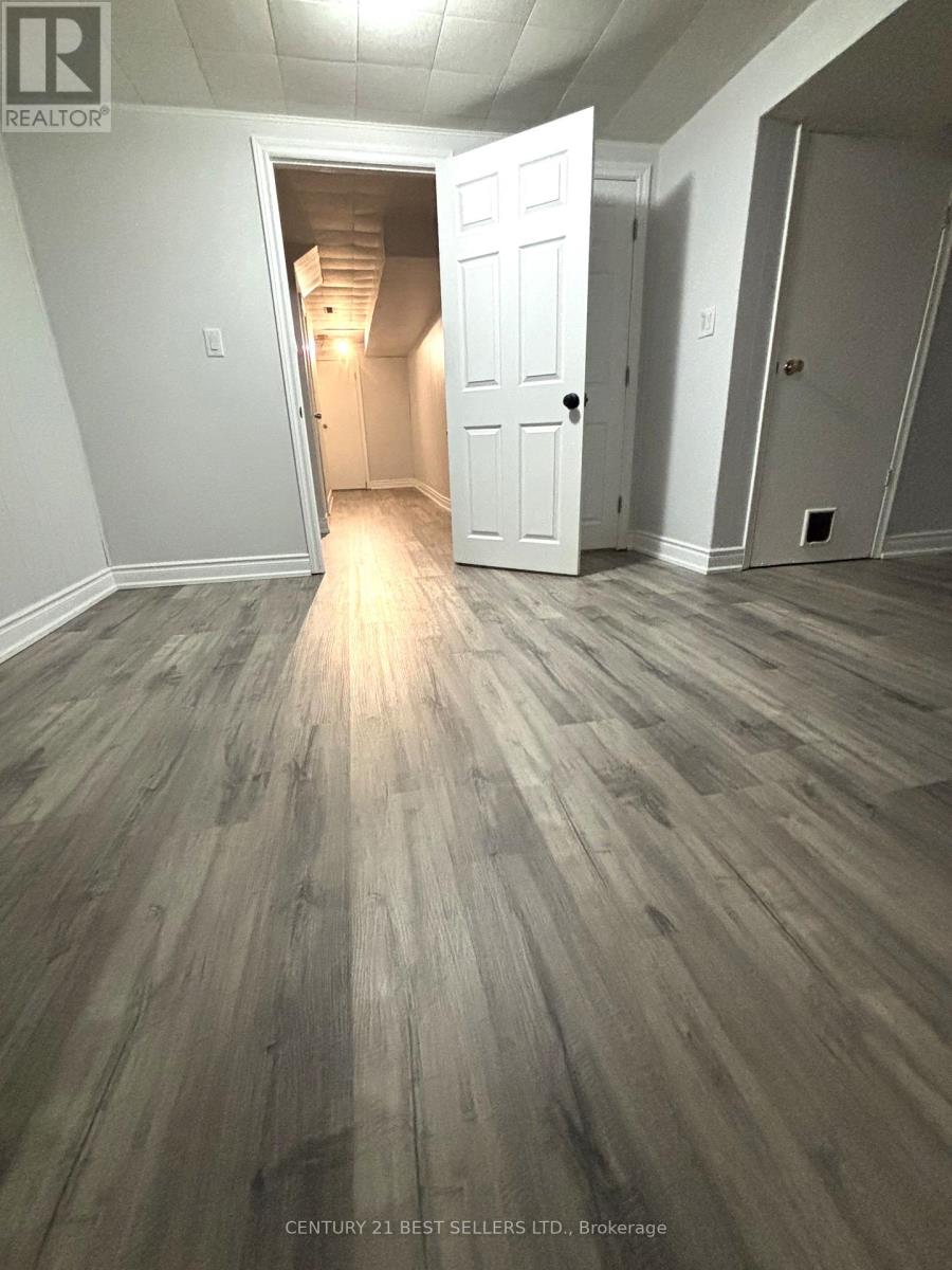 Photo 4 of 63 3025 Cedarglen Gate, Mississauga ON