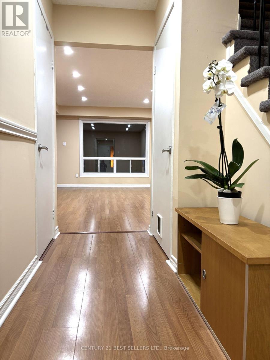 Photo 18 of 63 3025 Cedarglen Gate, Mississauga ON