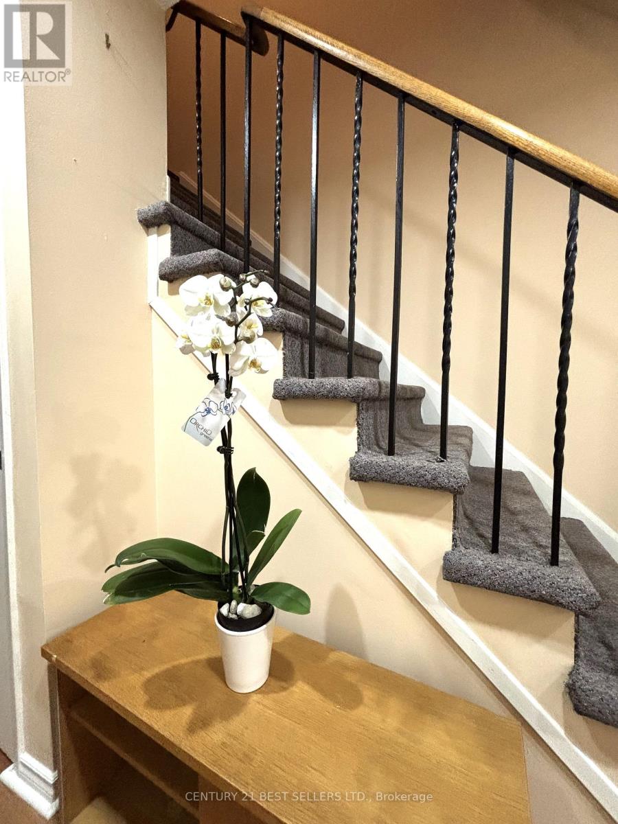 Photo 5 of 63 3025 Cedarglen Gate, Mississauga ON