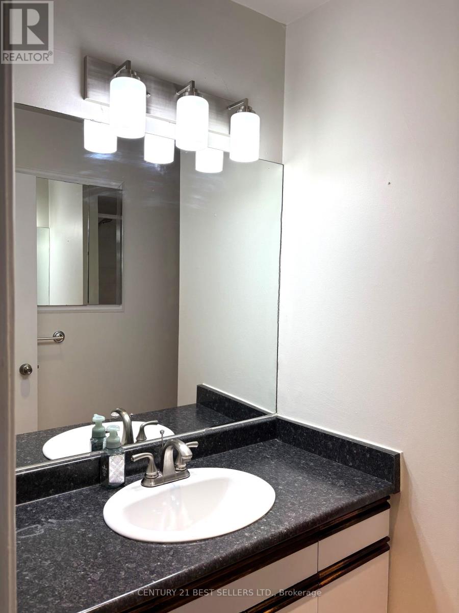 Photo 25 of 63 3025 Cedarglen Gate, Mississauga ON