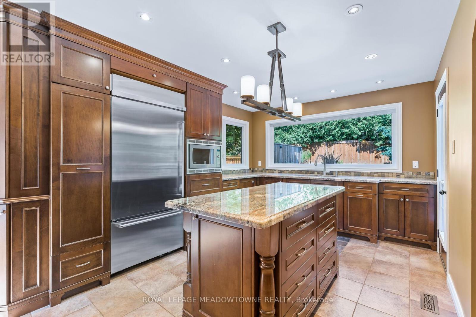 Photo 10 of 8 Jason Crescent, Halton Hills ON