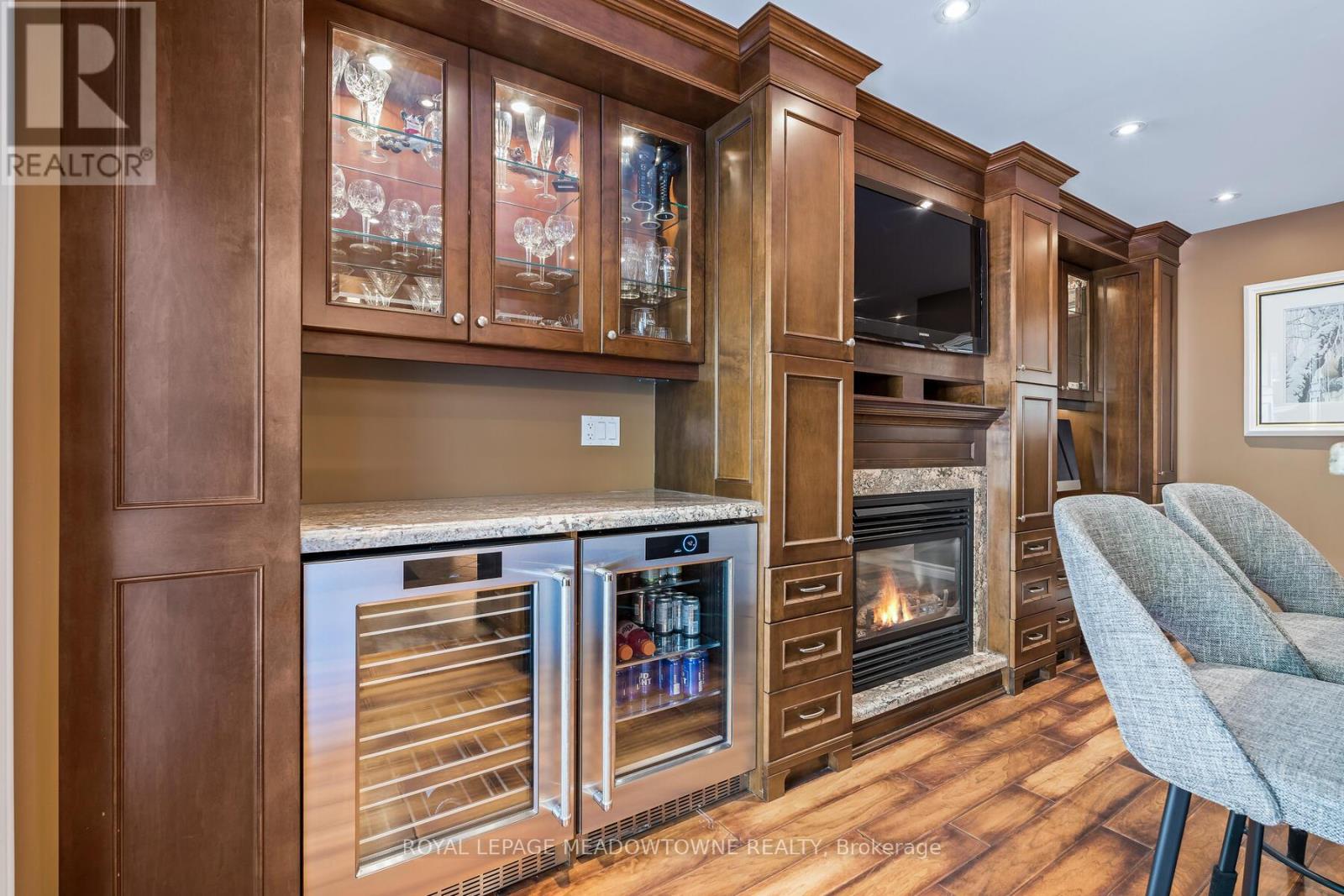 Photo 11 of 8 Jason Crescent, Halton Hills ON