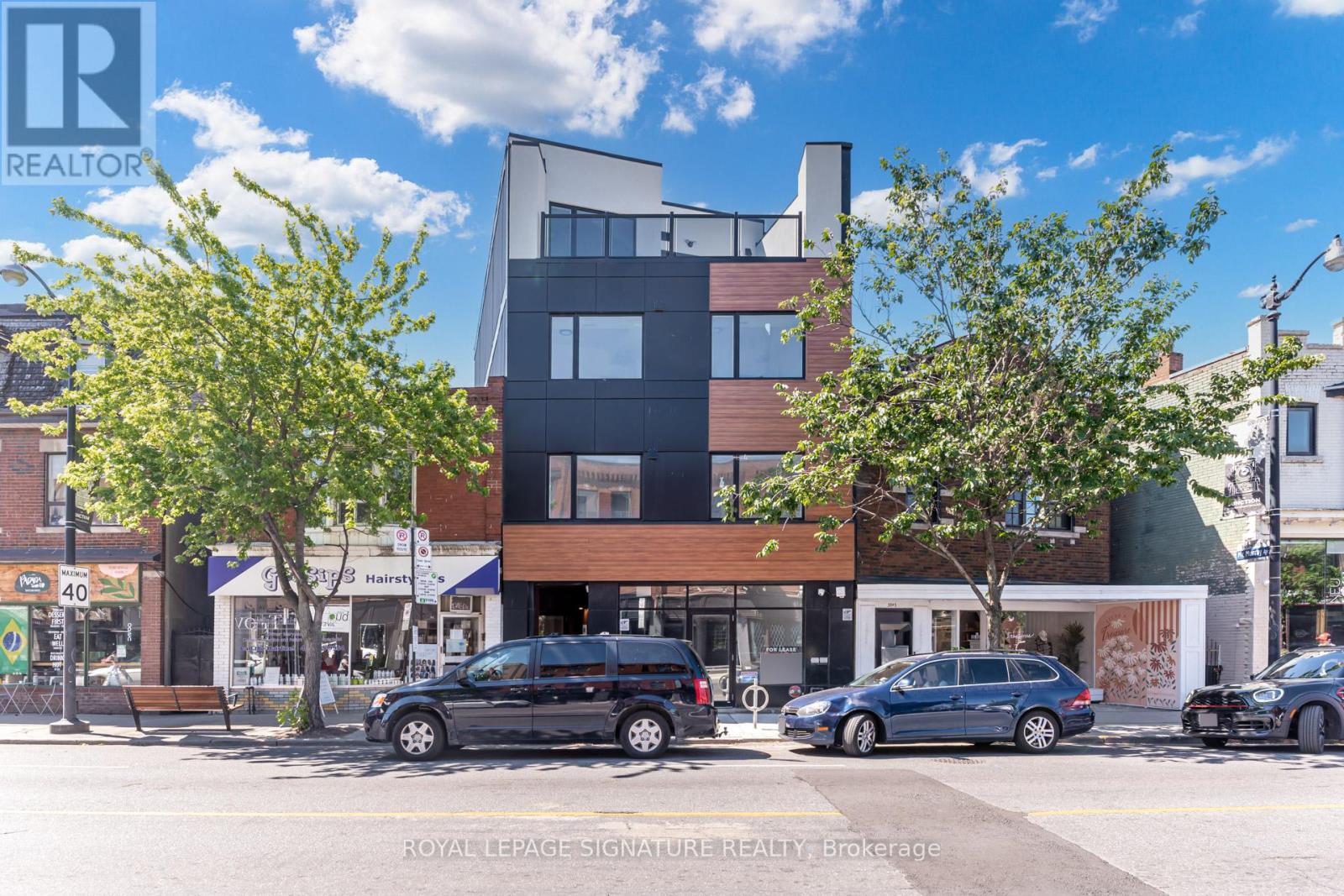 Photo 11 of 4 3039 Dundas Street W, Toronto ON