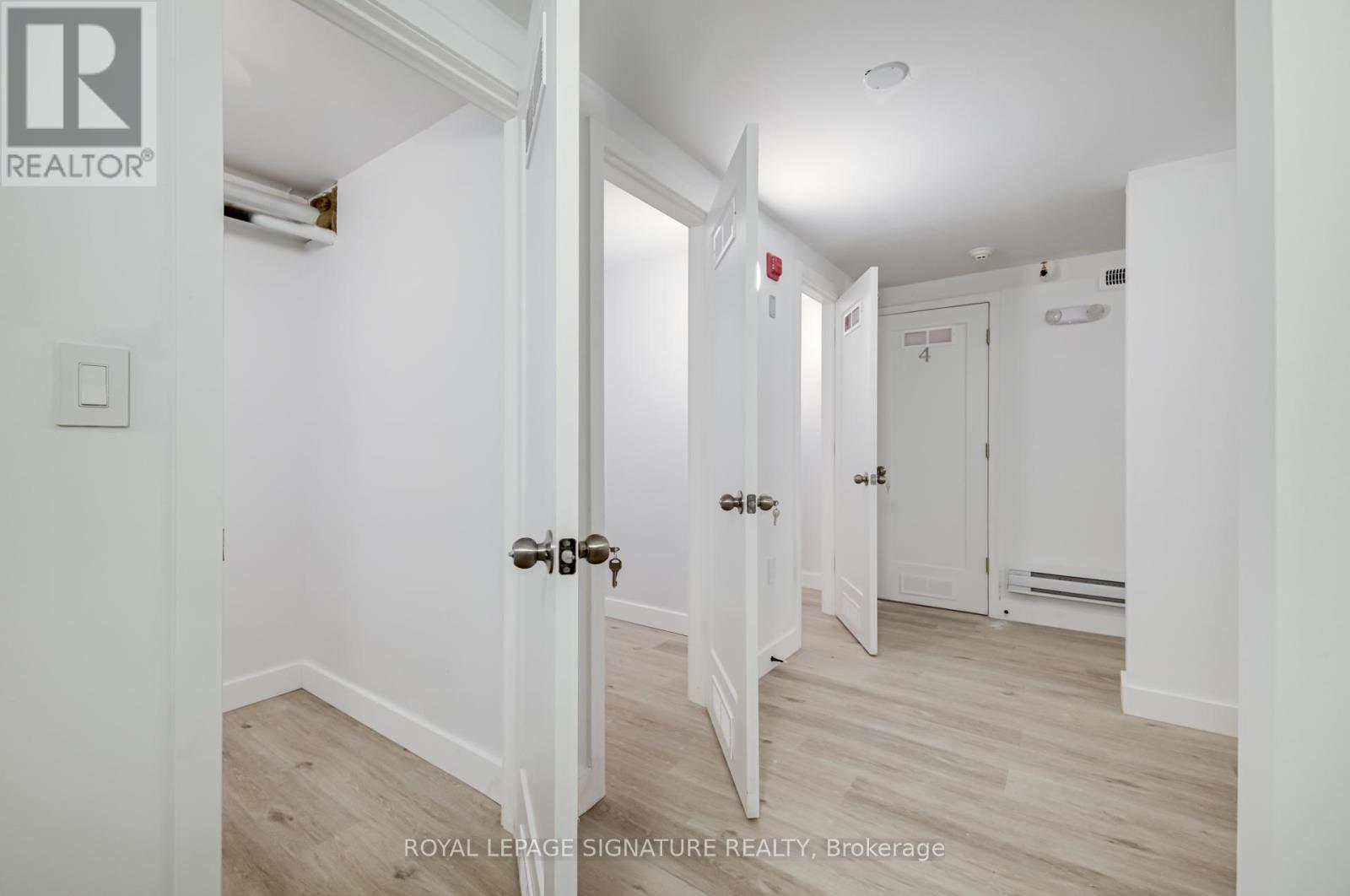 Photo 2 of 4 3039 Dundas Street W, Toronto ON