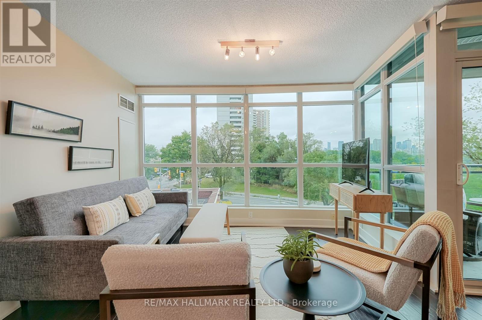 Photo 10 of 302 1048 Broadview Avenue, Toronto ON