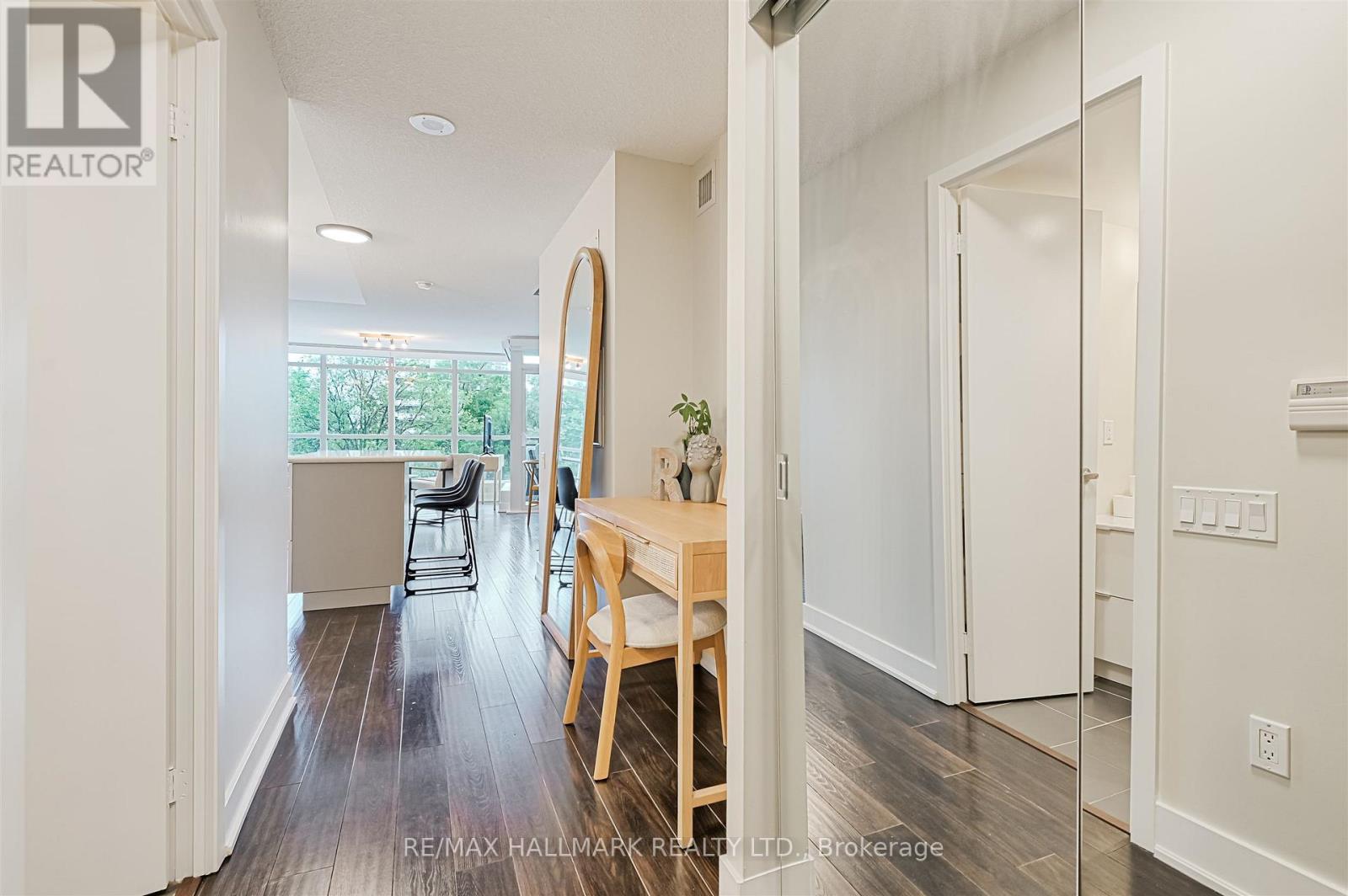 Photo 8 of 302 1048 Broadview Avenue, Toronto ON