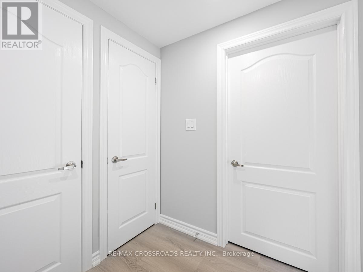 Photo 3 of 59 Bonnydon Crescent, Toronto ON