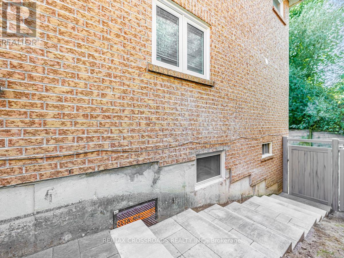 Photo 10 of 59 Bonnydon Crescent, Toronto ON