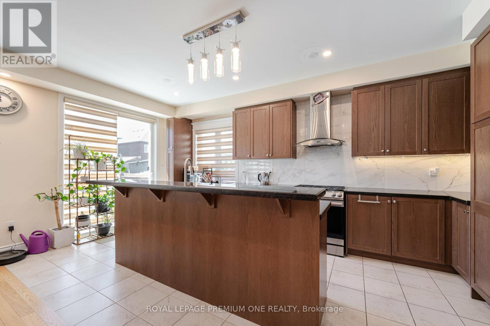 Photo 11 of 63 Morningstar Avenue, Whitby ON