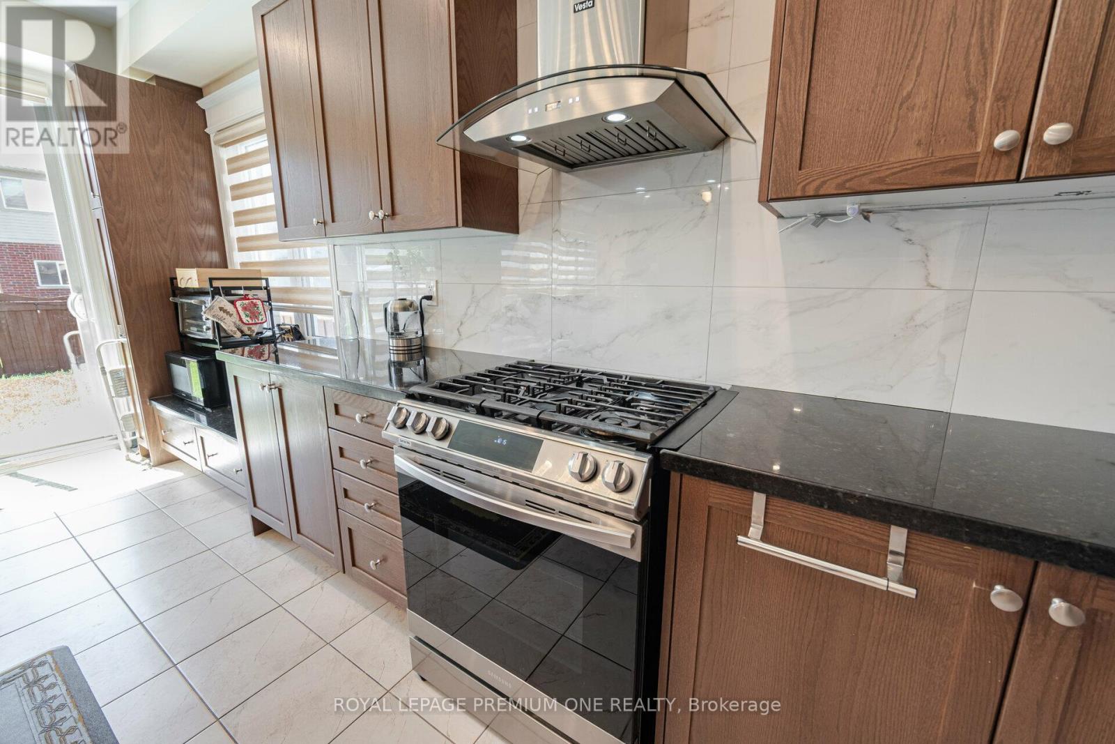 Photo 12 of 63 Morningstar Avenue, Whitby ON