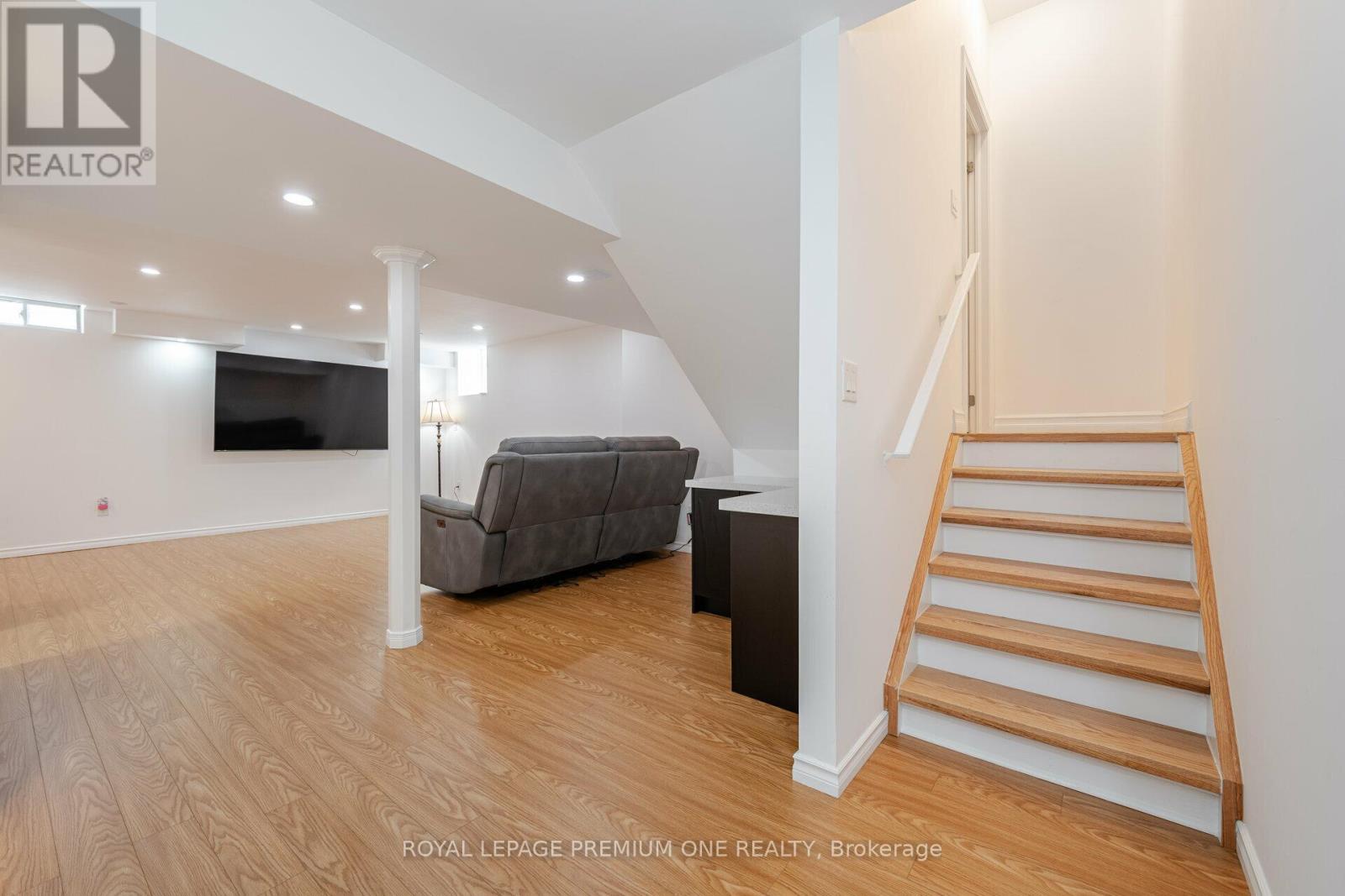Photo 31 of 63 Morningstar Avenue, Whitby ON
