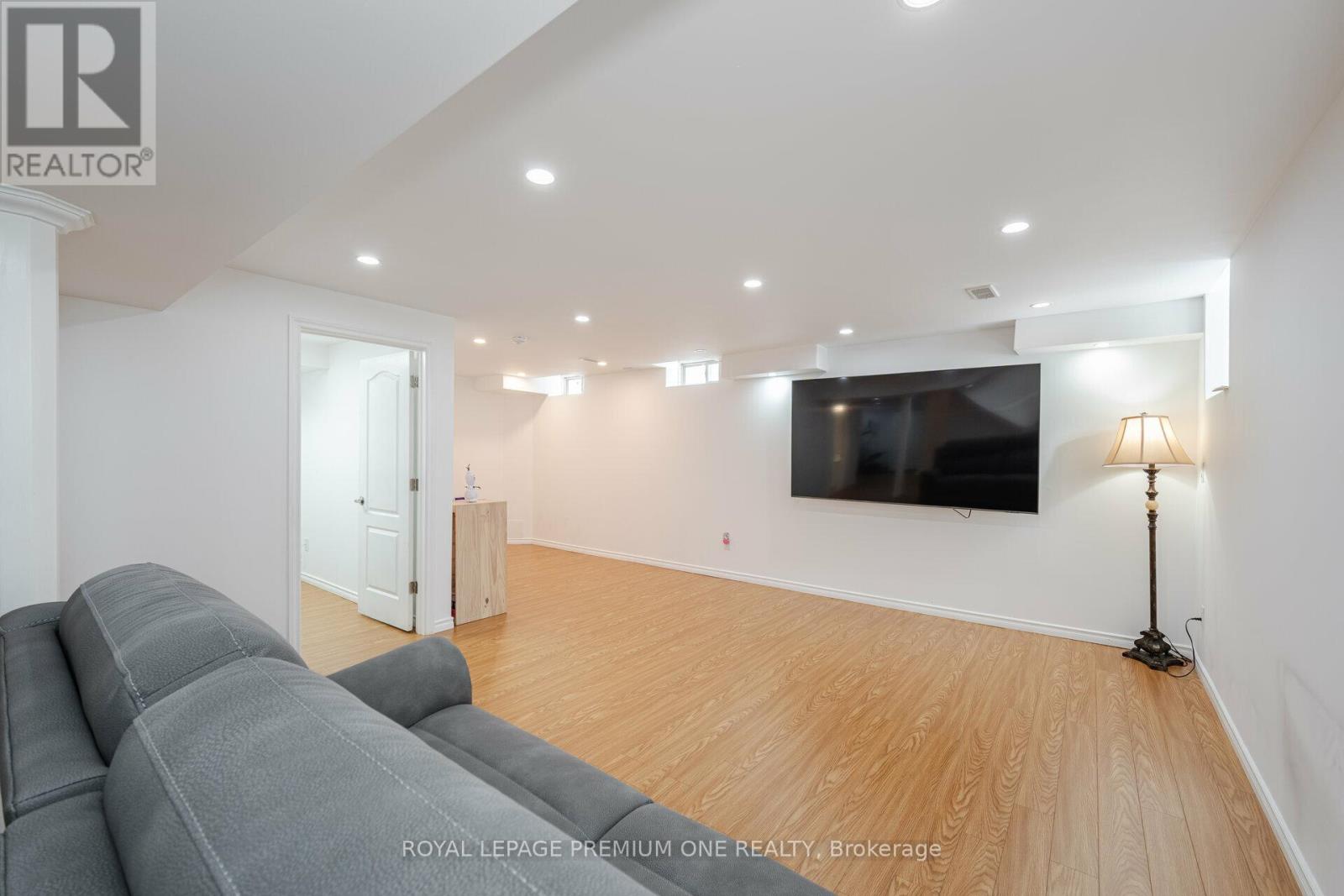 Photo 32 of 63 Morningstar Avenue, Whitby ON
