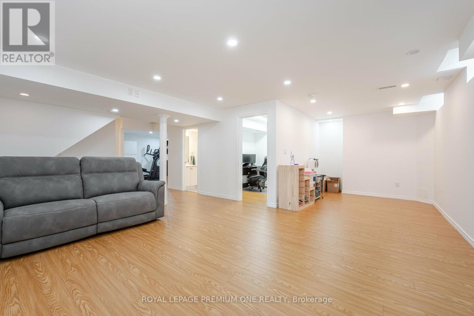 Photo 33 of 63 Morningstar Avenue, Whitby ON