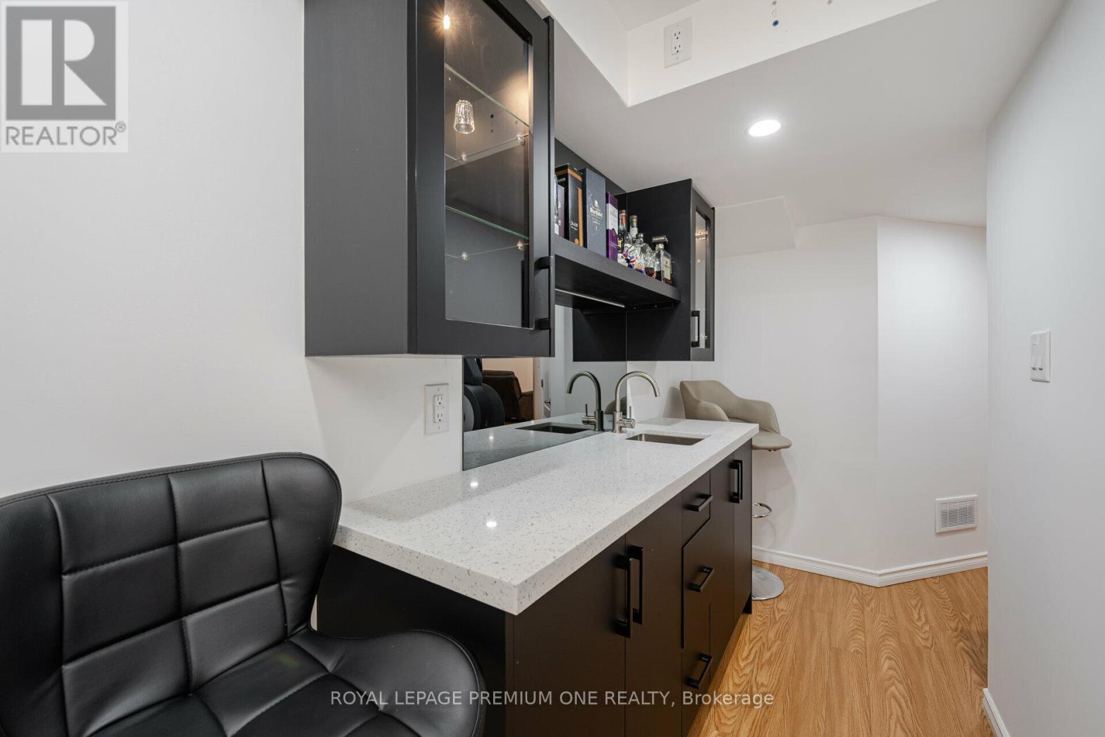 Photo 37 of 63 Morningstar Avenue, Whitby ON