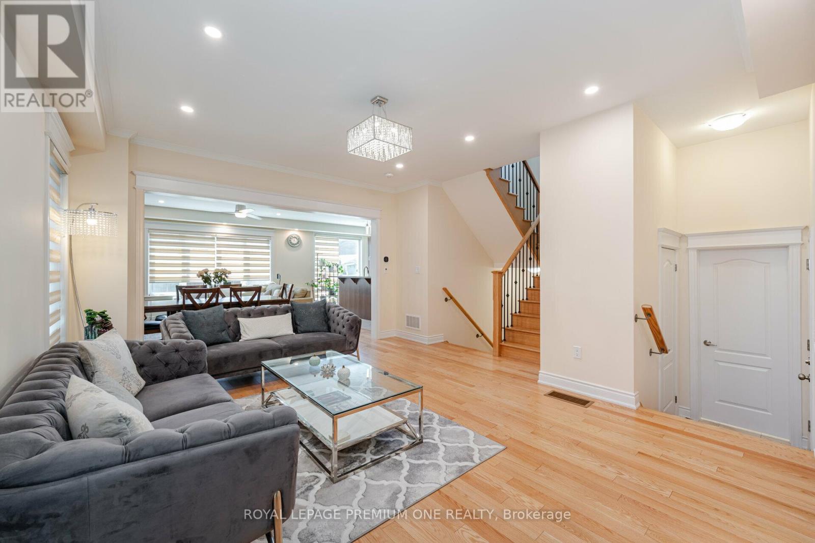 Photo 5 of 63 Morningstar Avenue, Whitby ON