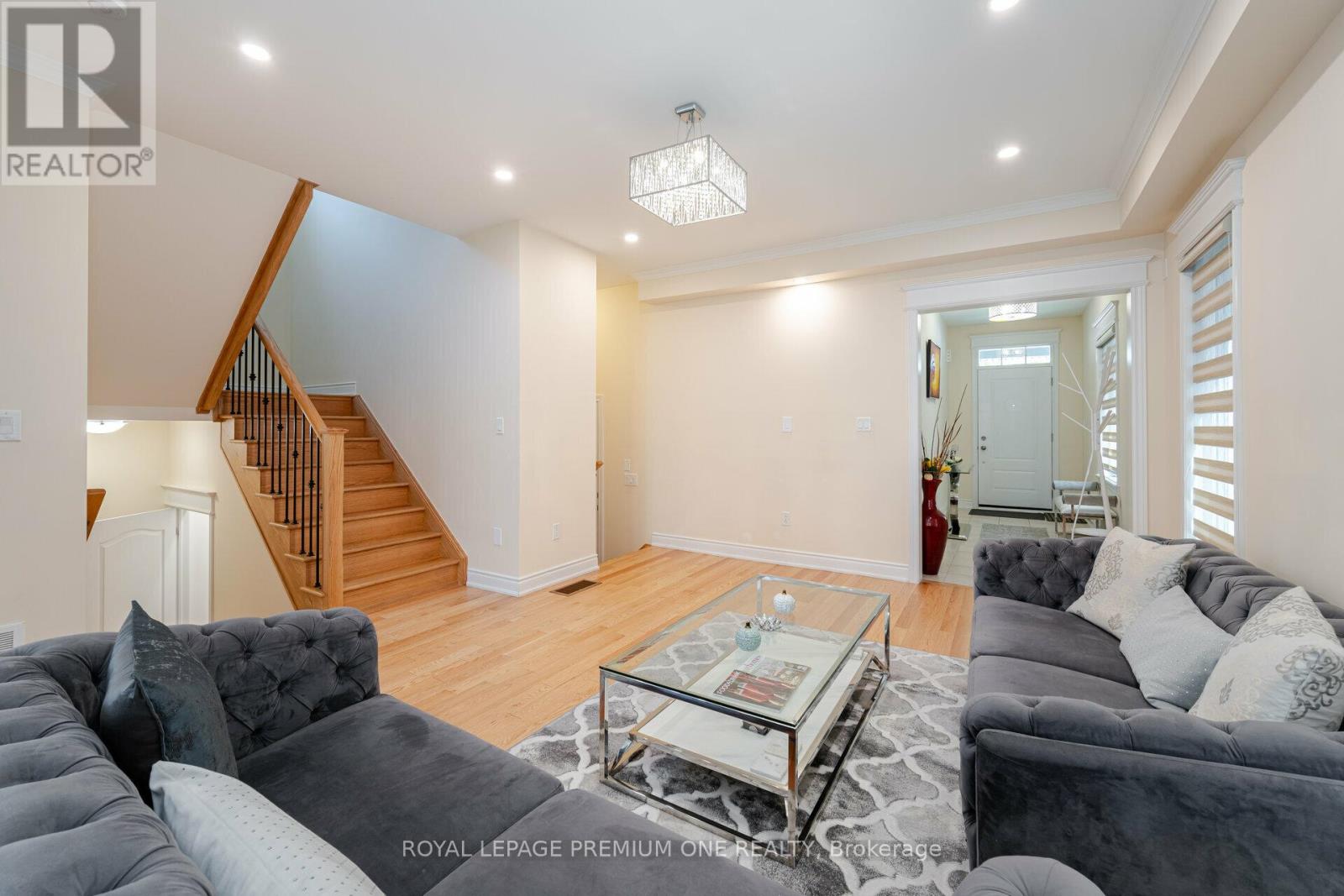 Photo 6 of 63 Morningstar Avenue, Whitby ON