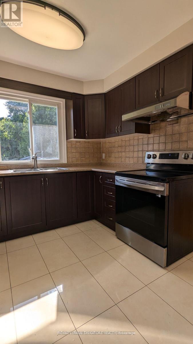 Photo 3 of Main 193 Lucas Street, Richmond Hill ON