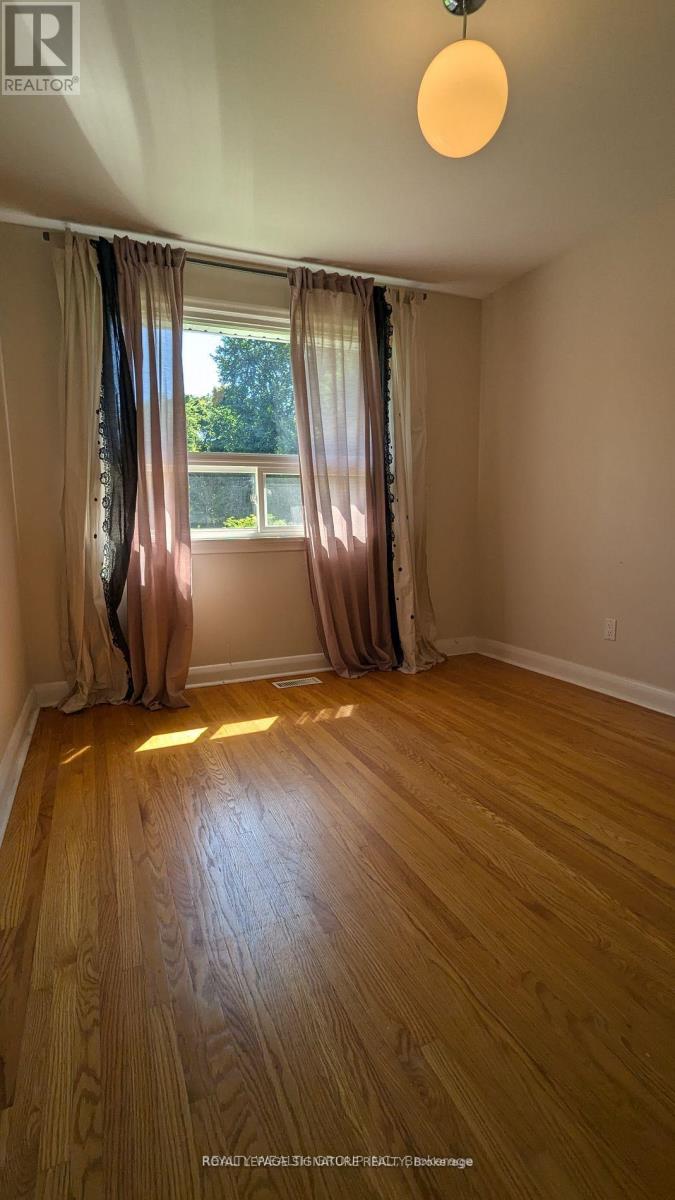 Photo 7 of Main 193 Lucas Street, Richmond Hill ON