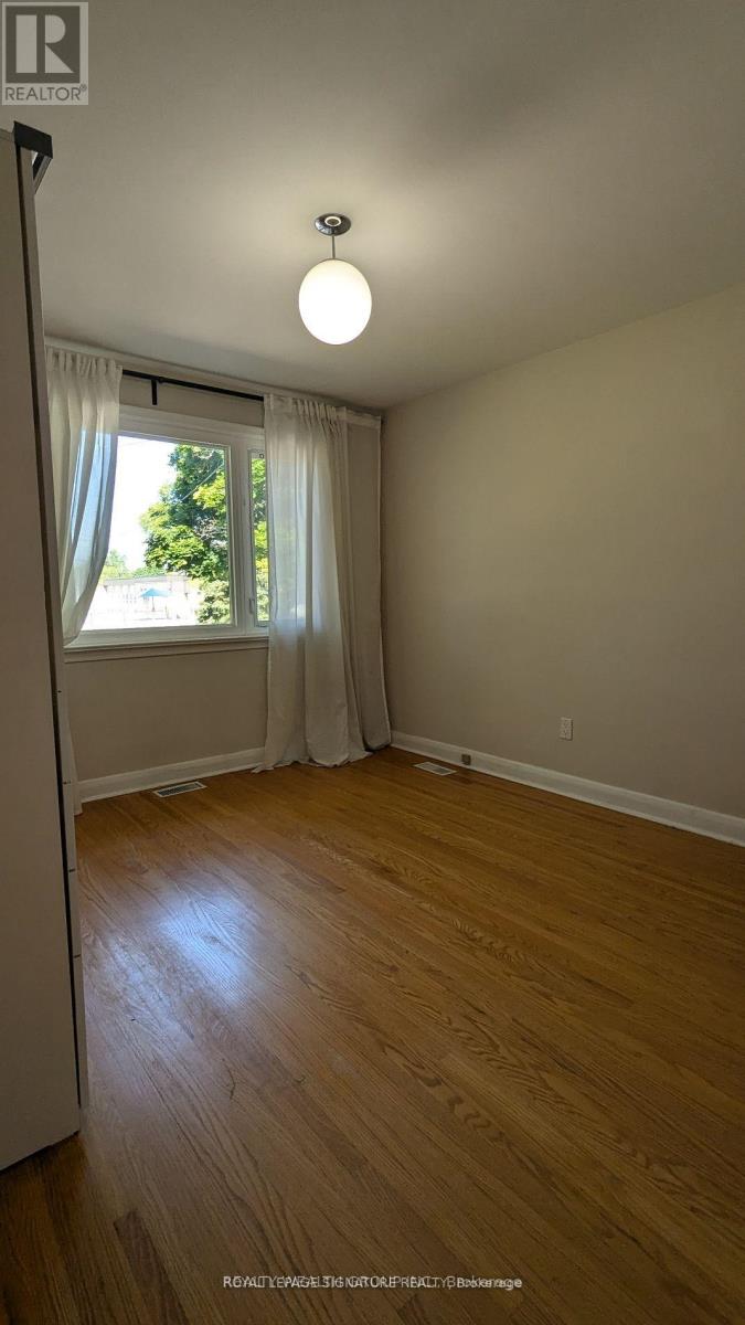 Photo 8 of Main 193 Lucas Street, Richmond Hill ON