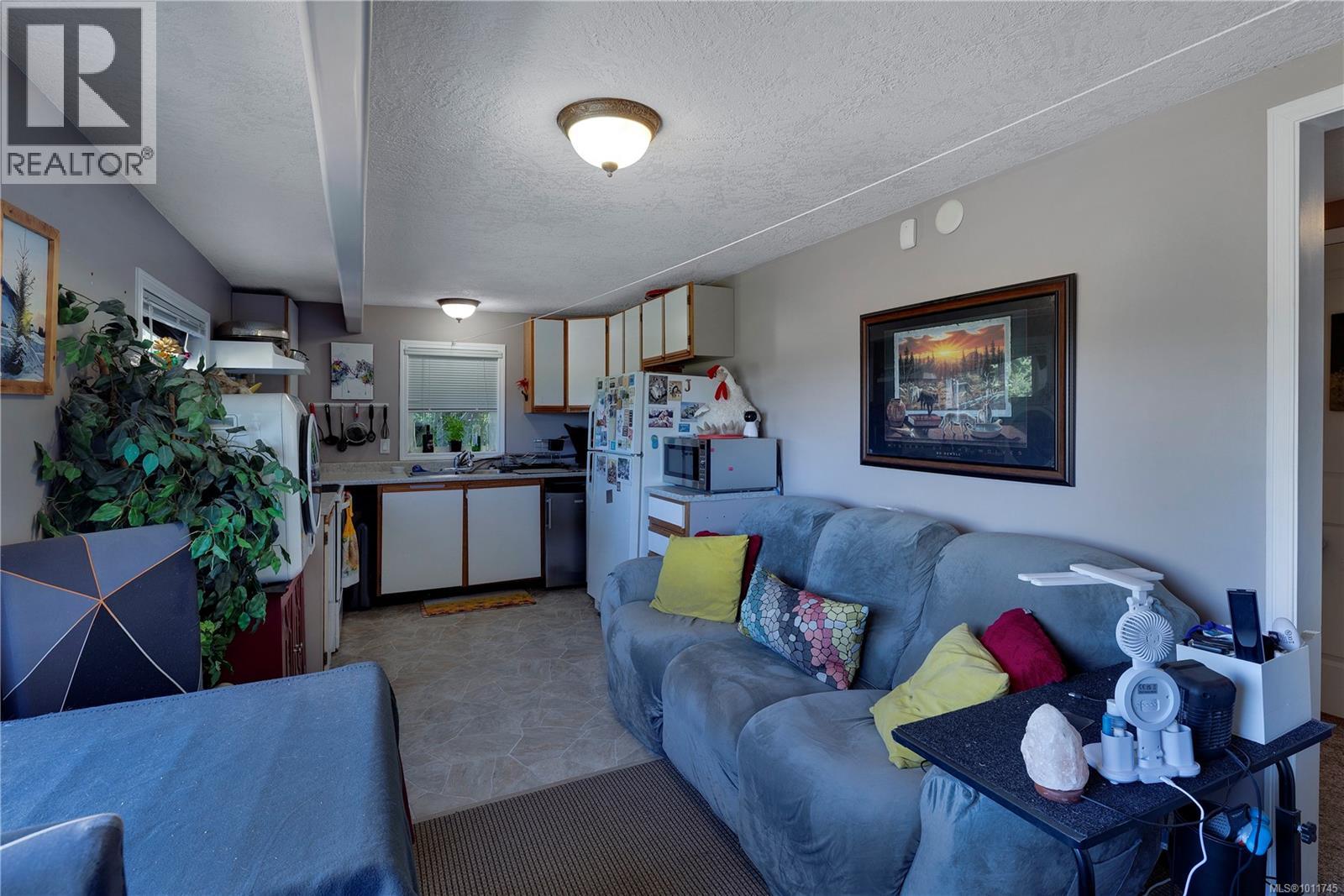 Photo 11 of 2028 Cathers Dr, Nanaimo BC