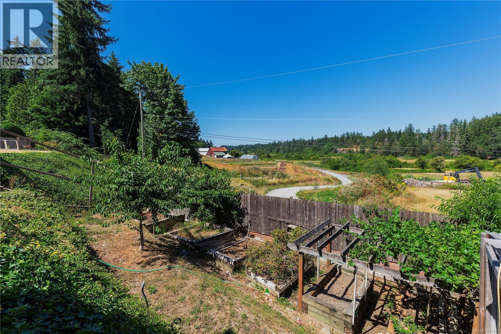 Photo 3 of 2028 Cathers Dr, Nanaimo BC