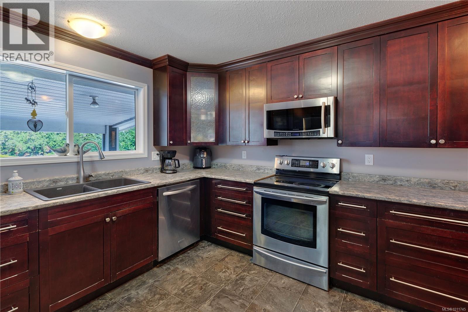 Photo 21 of 2028 Cathers Dr, Nanaimo BC