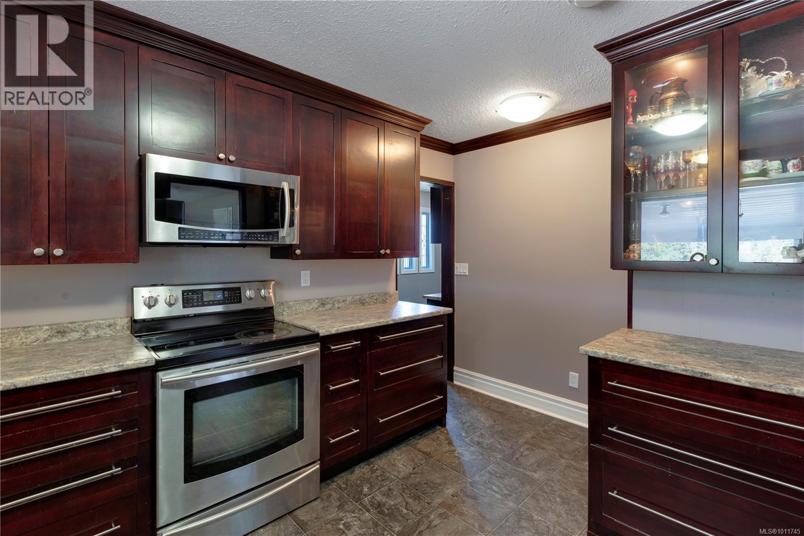 Photo 9 of 2028 Cathers Dr, Nanaimo BC