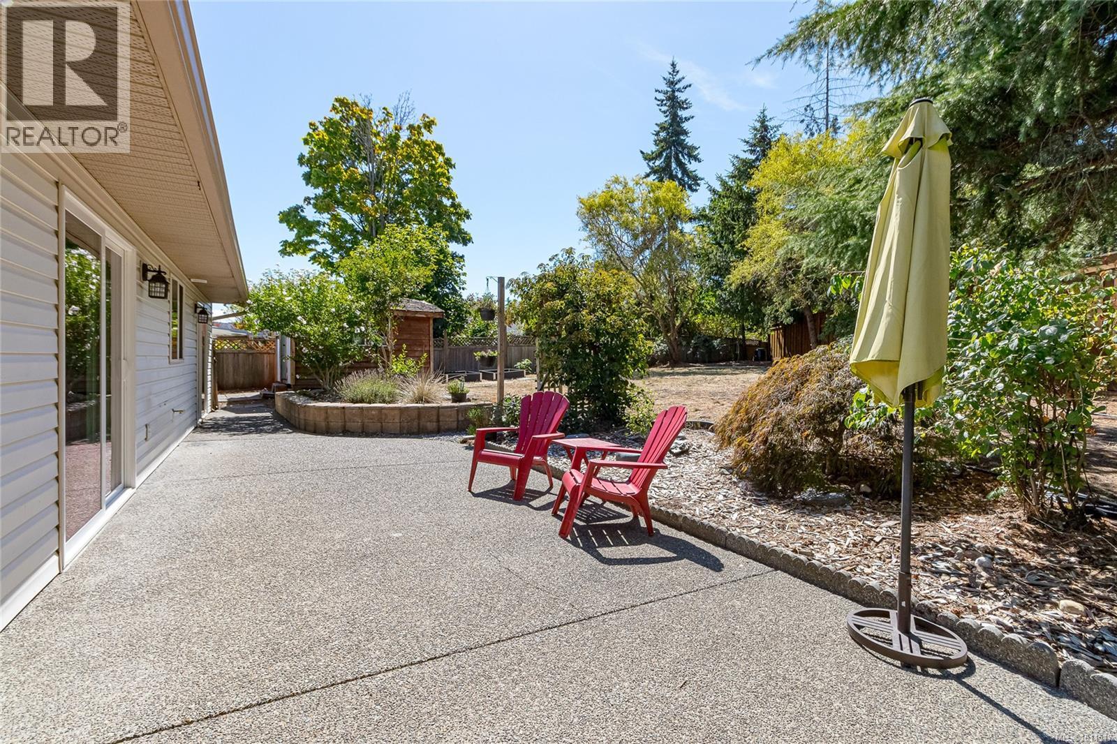 Photo 11 of 587 Castle Way, Parksville BC