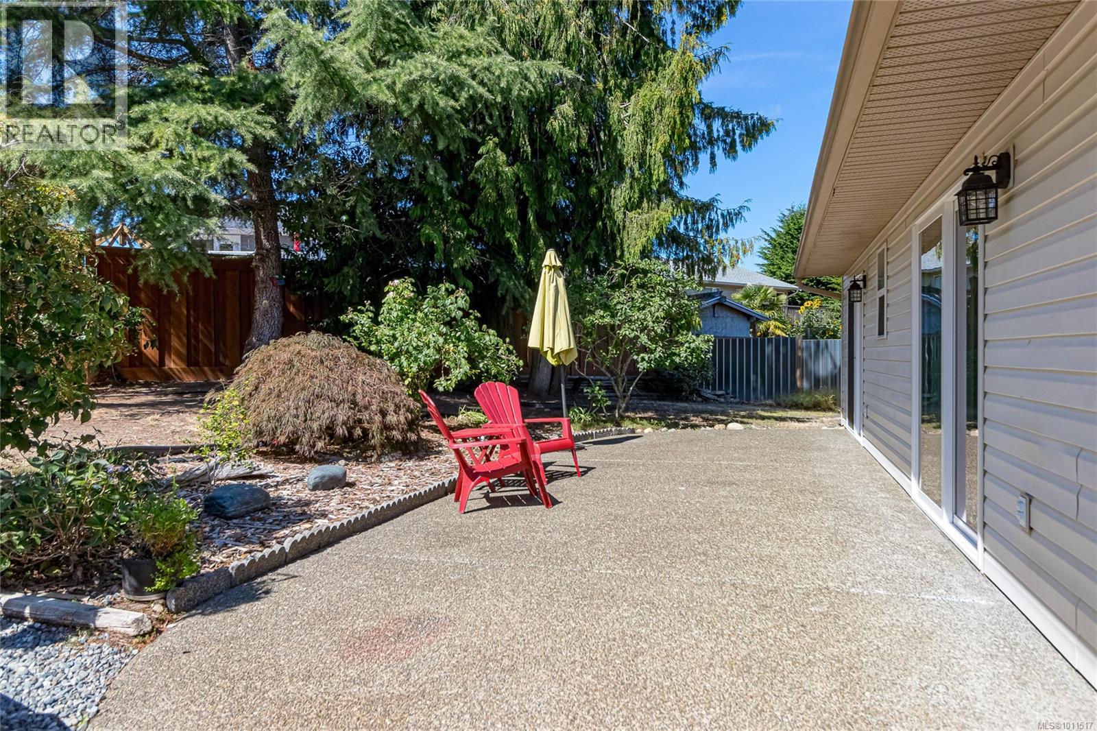 Photo 12 of 587 Castle Way, Parksville BC