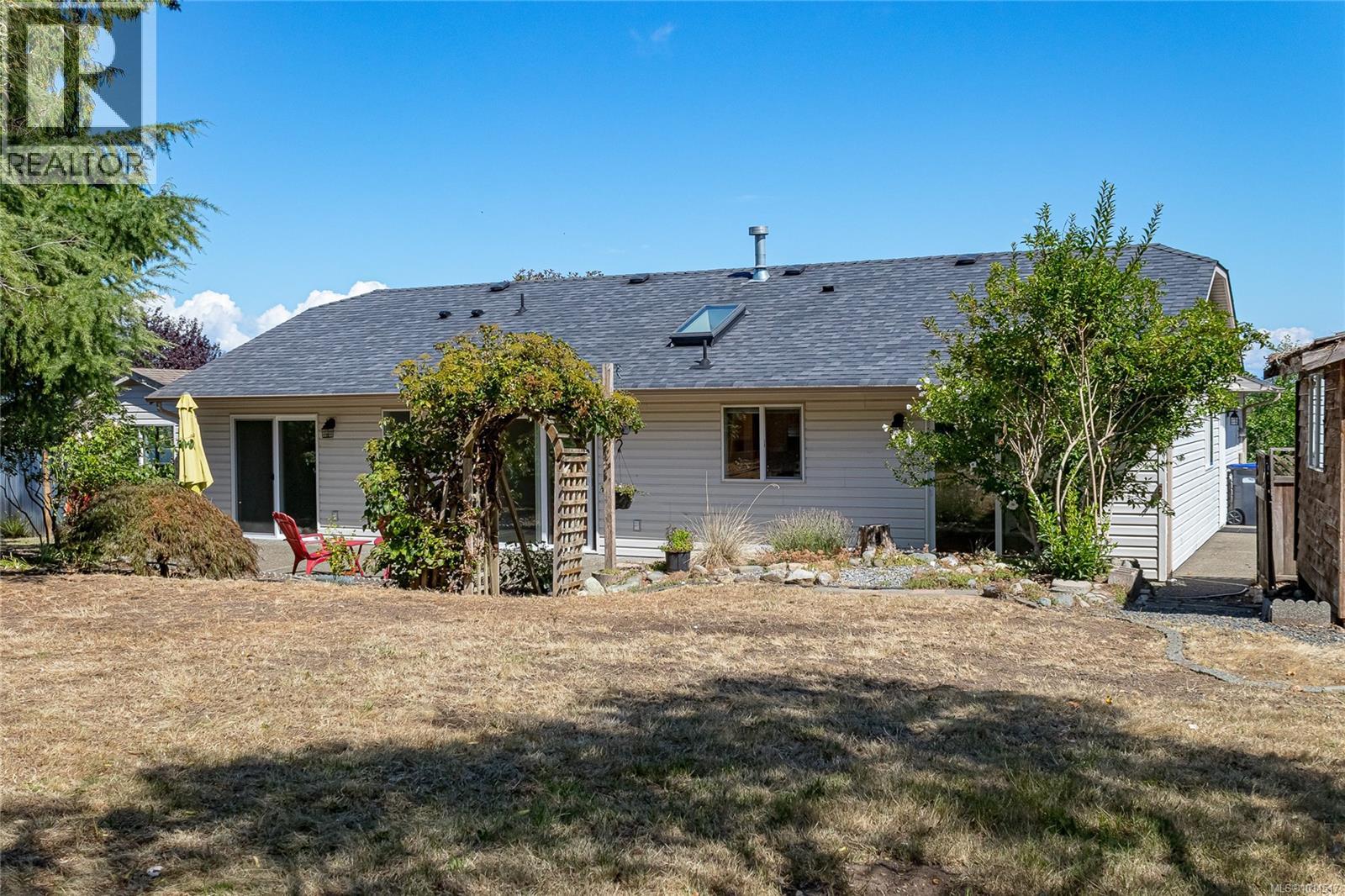 Photo 13 of 587 Castle Way, Parksville BC