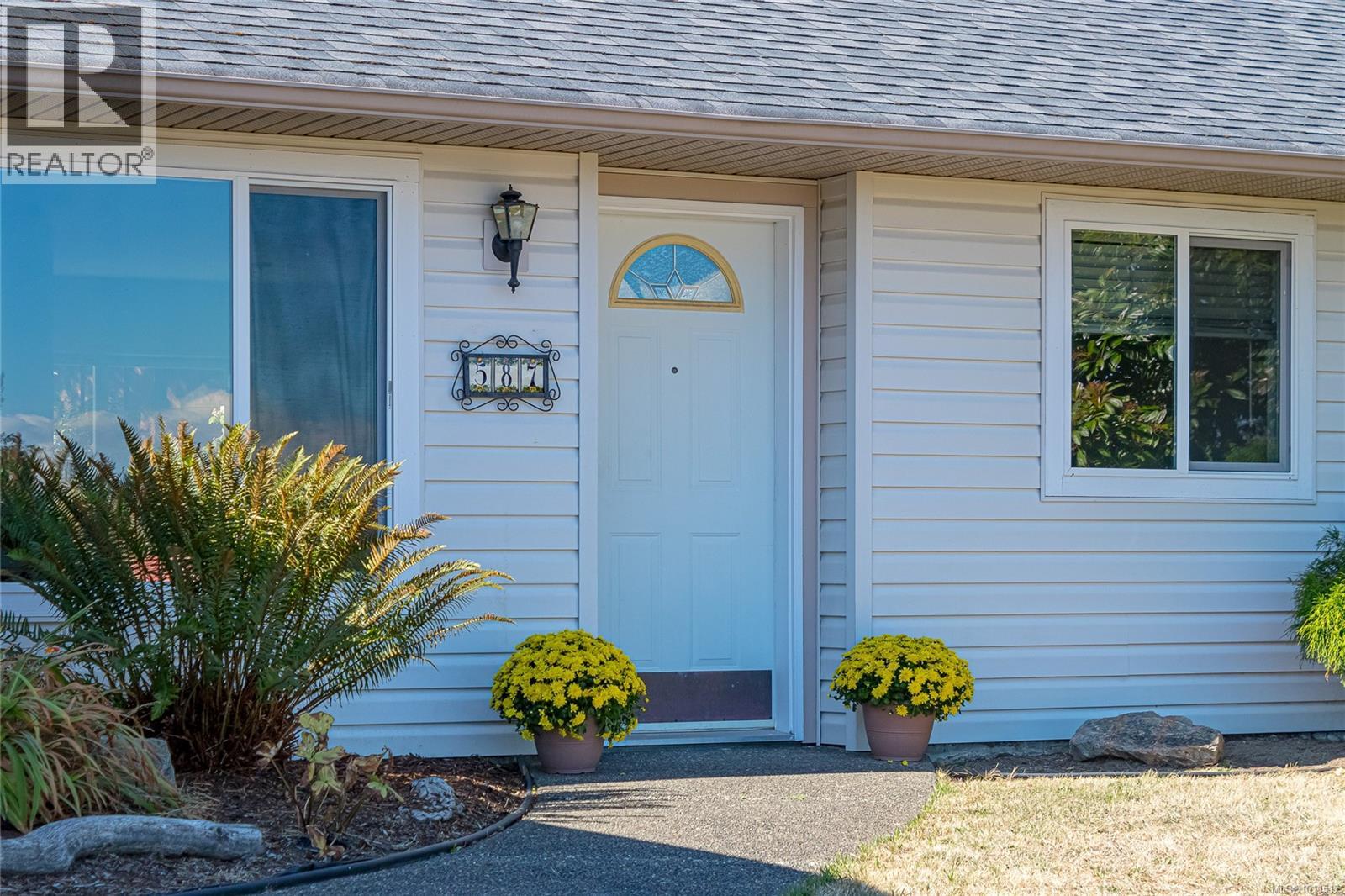 Photo 17 of 587 Castle Way, Parksville BC