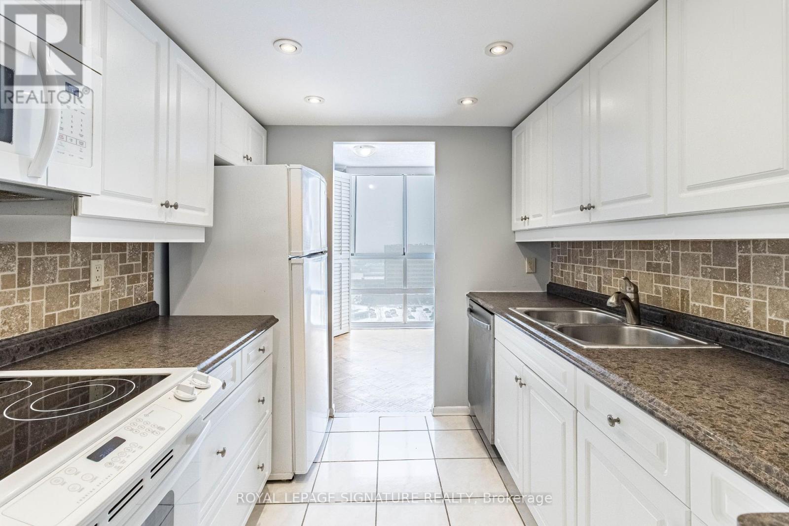 Photo 13 of 2606 3650 Kaneff Crescent, Mississauga ON