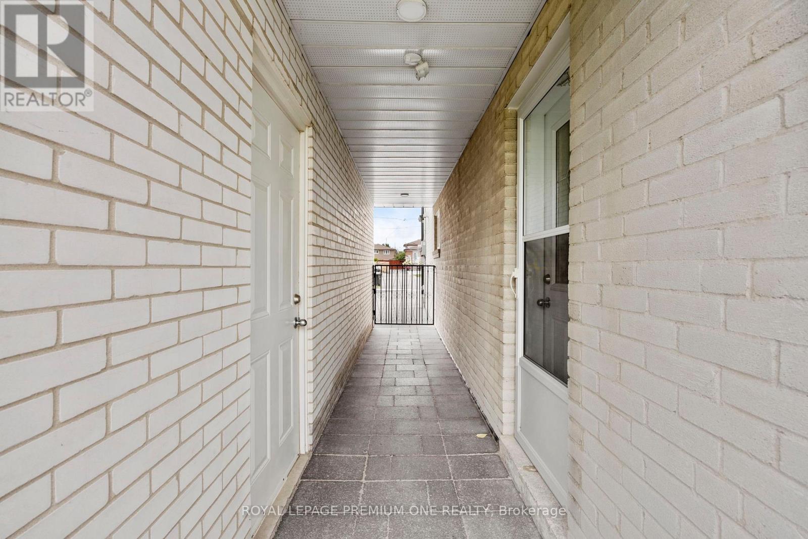 Photo 37 of 8 Buttercup Court, Toronto ON