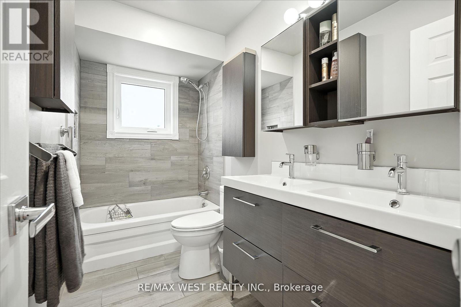 Photo 8 of 5654 Dawlish Crescent, Mississauga ON