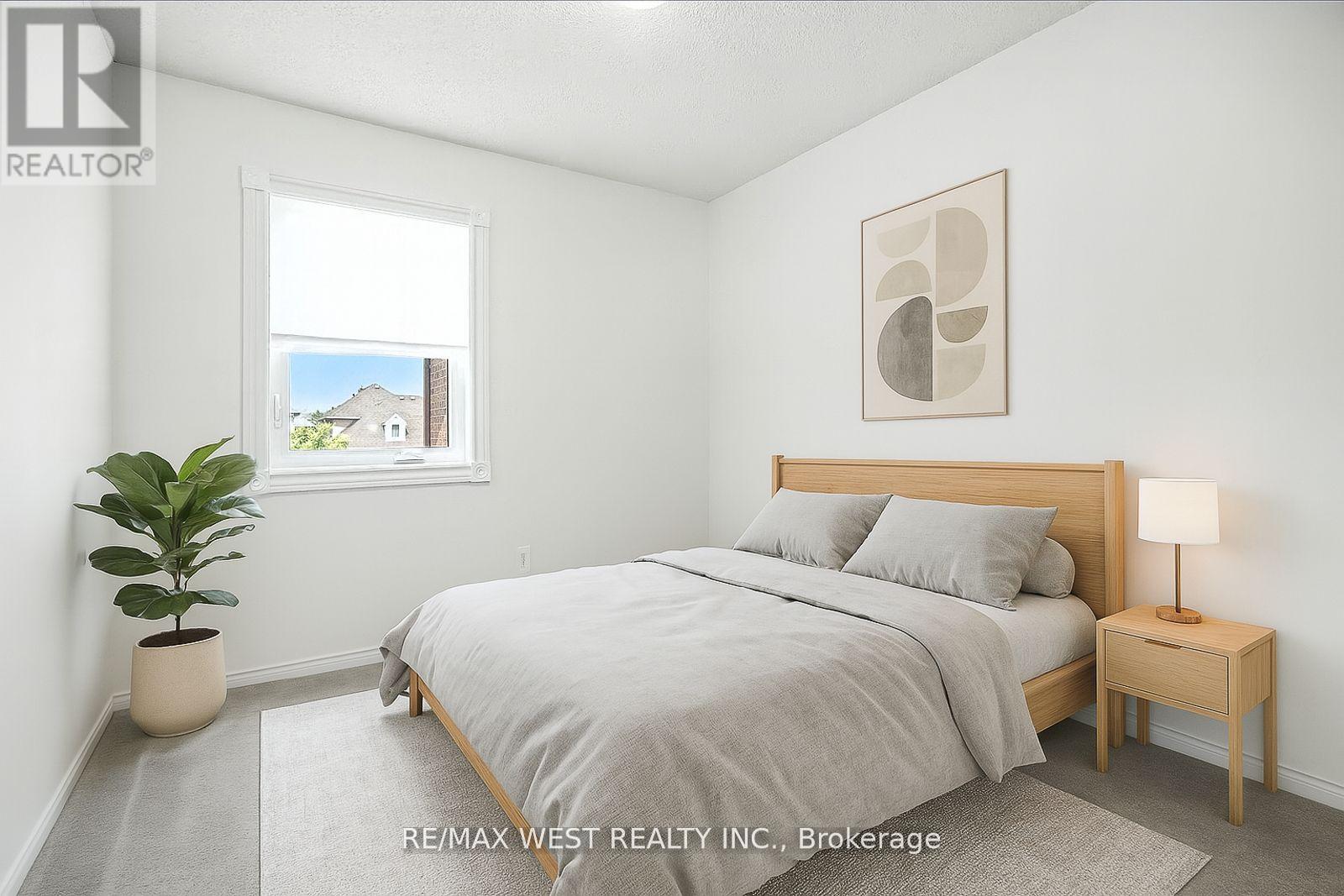 Photo 3 of 5654 Dawlish Crescent, Mississauga ON