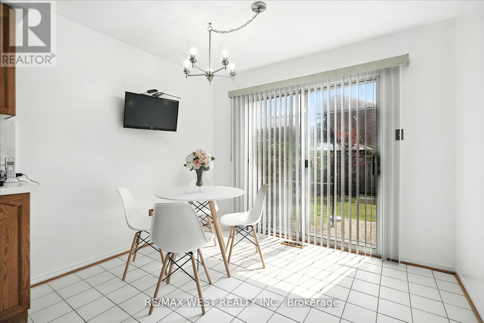Photo 13 of 5654 Dawlish Crescent, Mississauga ON
