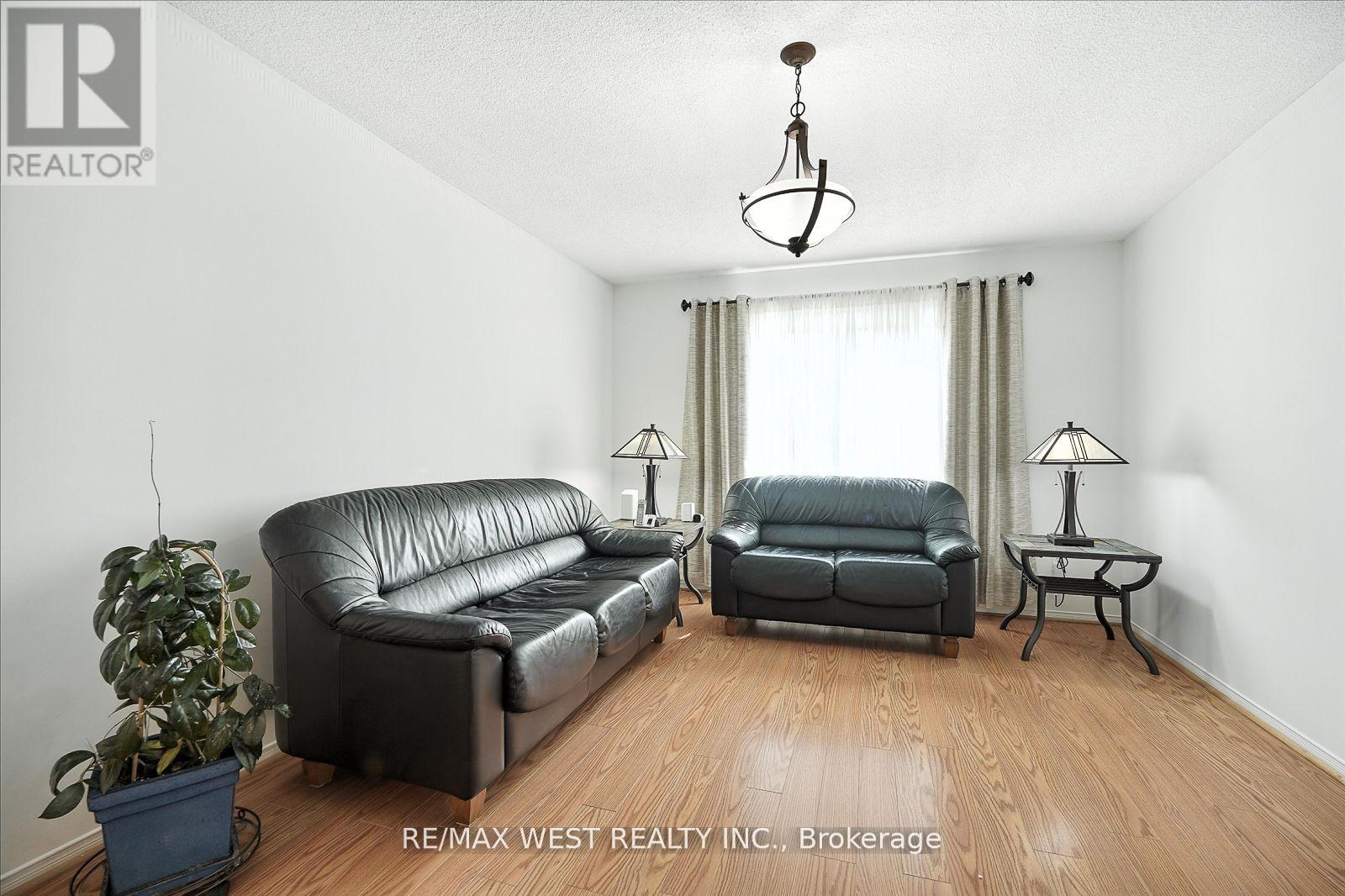 Photo 9 of 5654 Dawlish Crescent, Mississauga ON